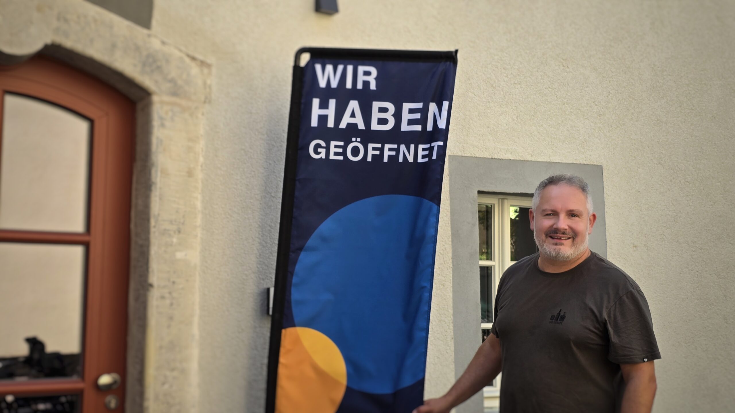 René Gubsch lädt am 28. August ab 14 Uhr zur Eröffnungsfeier an den Baderberg 10. Foto © Branczeisz