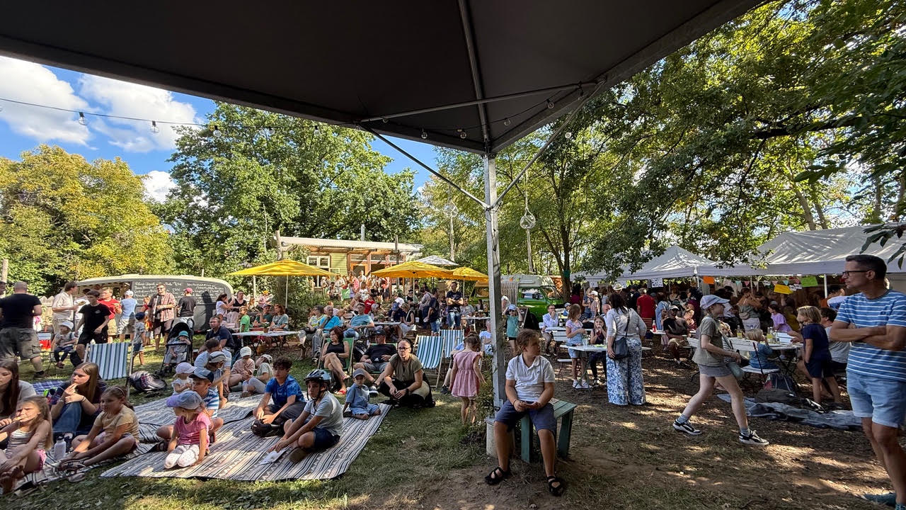 Decken mitbringen und entspannen - die Wilde Brise lädt zum Festival in Radebeul-Ost. Foto © Stadtkind