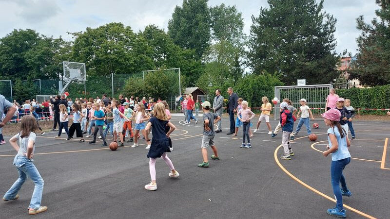 Die Grundschule Weinböhla hat ihren sanierten Bolzplatz eröffnet. Foto © Weinböhla