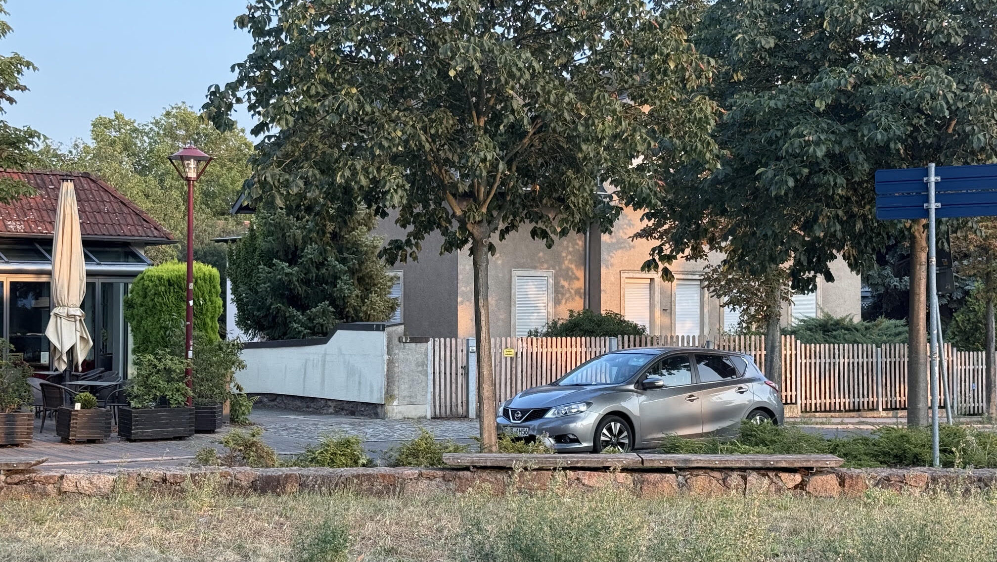 Eine Stunde erlaubt – doch dieser Nissan macht daraus ein Vierteljahr. Foto © privat