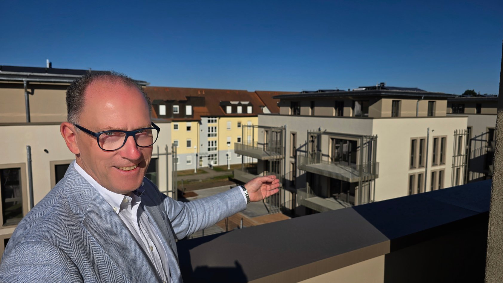 "Hier wird noch alles durchgrünt", sagt, Claus-Michael Zwiebel, Vorstand der Volksbank. Foto © Branczeisz