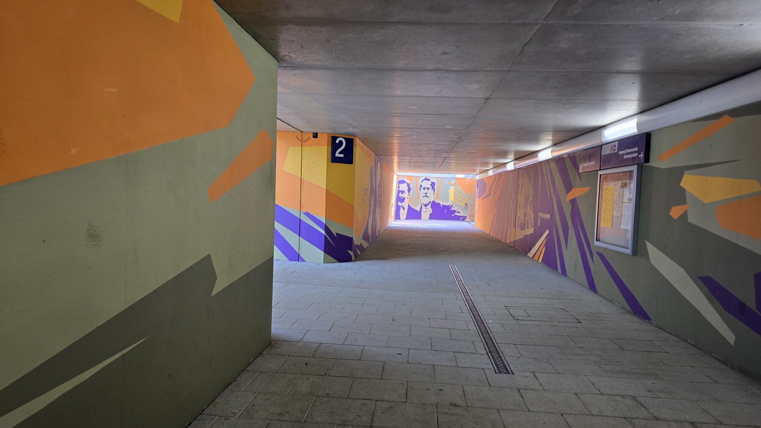 Saß der Mann im Bahnhof auf seinem Fahrrad und fuhr die Treppe hinunter oder war er bereits abgestiegen und schob es? Foto © Branczeisz