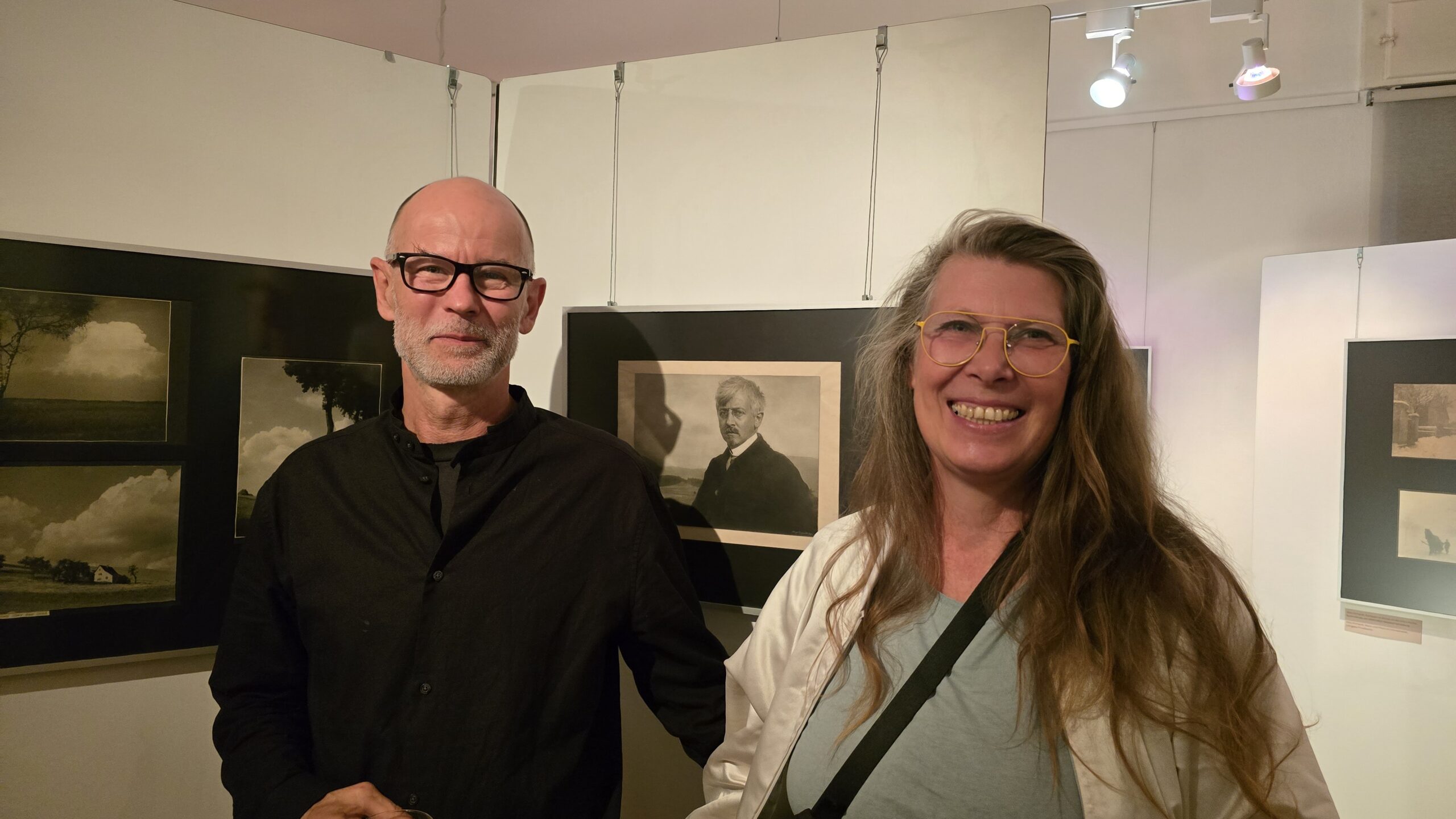 Der Urenkel von Otto Erhardt, Boris Wilsdorf kam mit Melanie Höfelmann - im Hintergrund ein Bildnis des Großvaters. Foto © Branczeisz