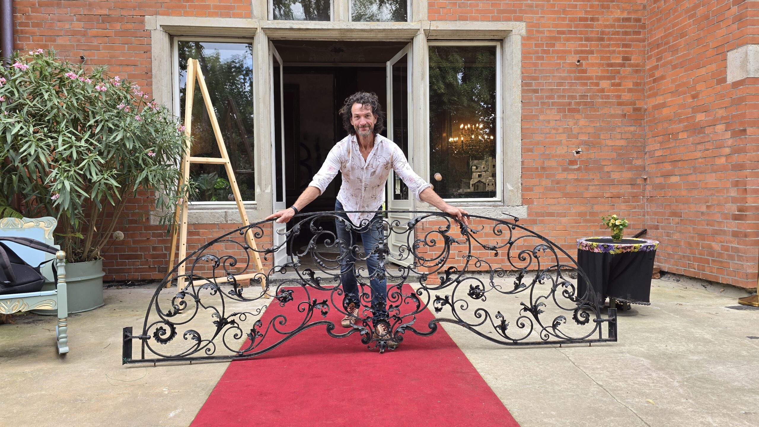 René Kuhnt zeigt das Kamingitter, das nach 76 Jahren wieder zurück in der Villa Kolbe ist. Foto © Branczeisz