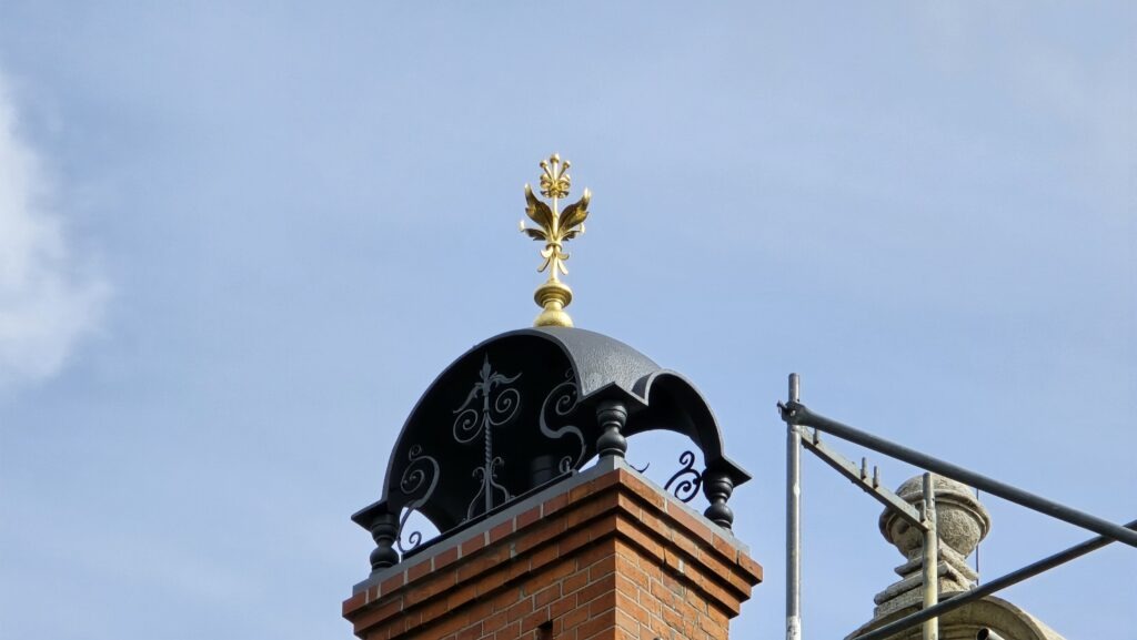 Die sogenannte "Pickelhaube" auf den Kamin mit der wiederhergestellten Blüten-Verzierung. 
Foto © Branczeisz