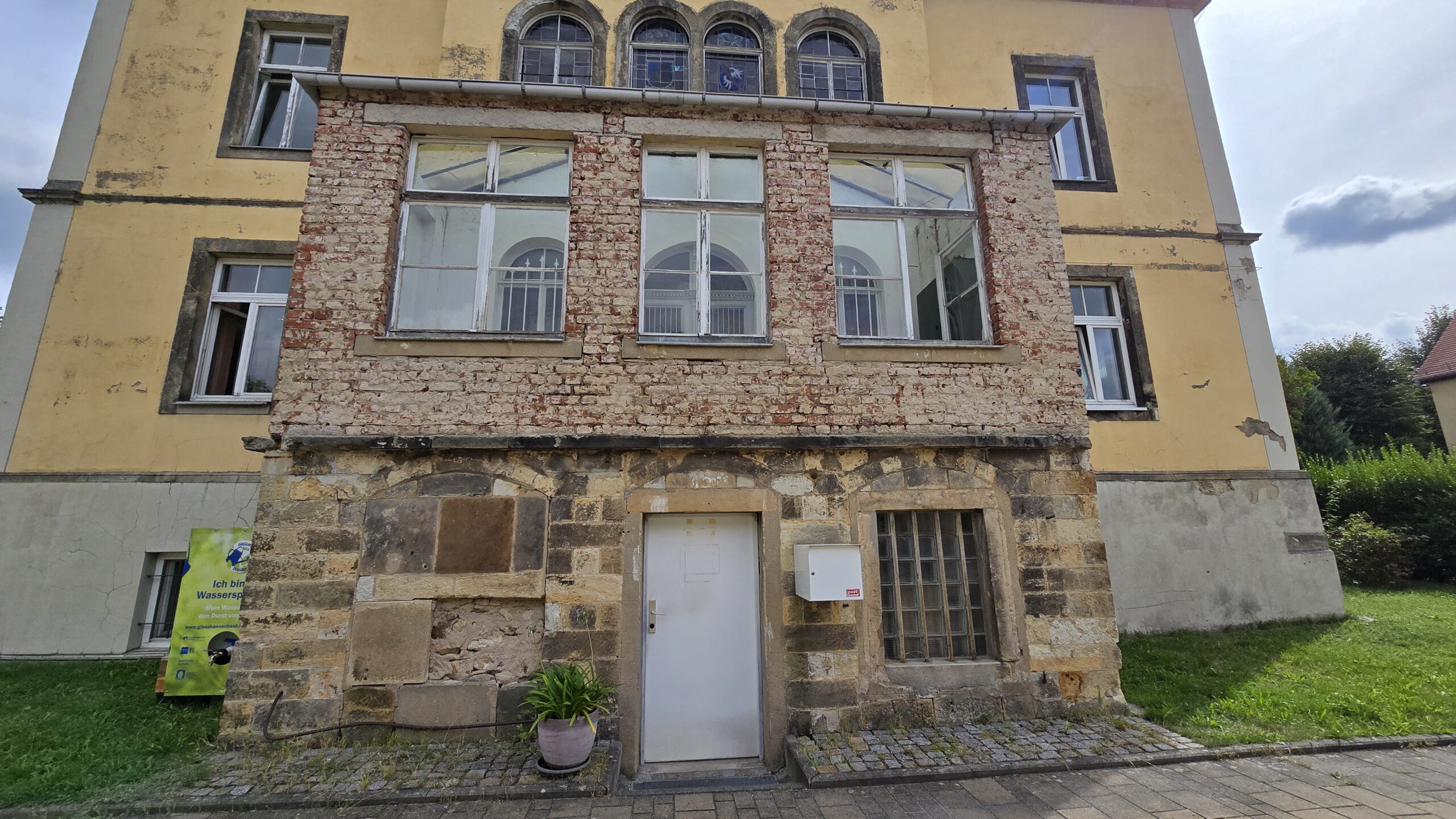 Der Anbau am Rathaus könnte baulich gesperrt werden und damit der zweite, zwingend nötige Ausgang. Foto © Branczeisz