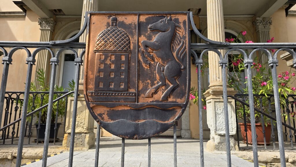 Dieses Wappen am Rathaus wird Katrin Sontag von ihrem Geburtstagsgeld für knapp 800 Euro aufarbeiten lassen, weil es dafür kein Fördergeld gibt.
Foto © Branczeisz