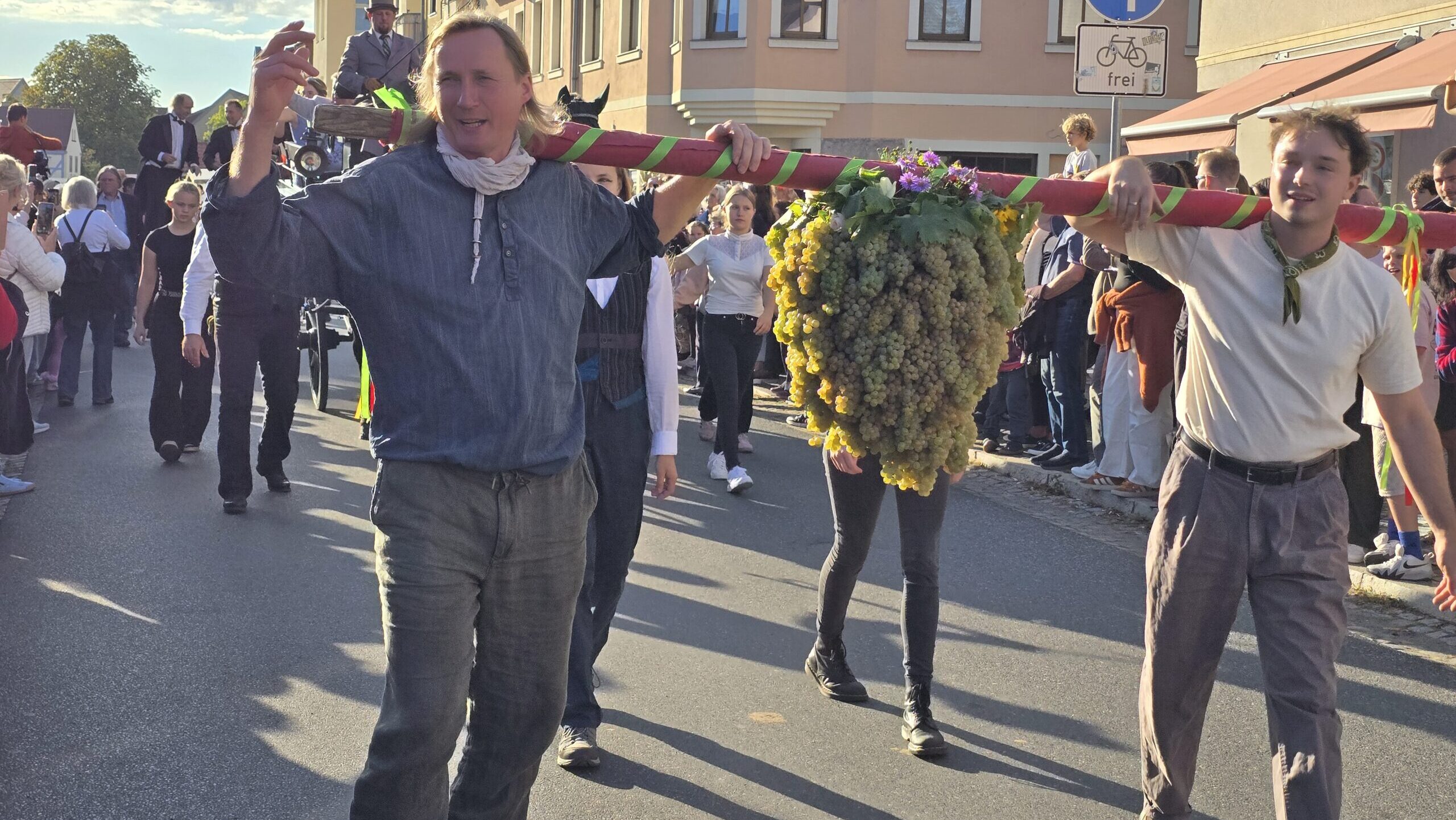 Die bis zu 45 Kilogramm schwere Riesentraube besteht aus zahlreichen einzelnen Weintrauben, die von Hand zu einem großen Gebinde zusammengefügt werden. Die Kalebstraube ist seit vielen Jahren fester Bestandteil des Radebeuler Weinfestes. Sie steht als Symbol für Fruchtbarkeit, eine gute Ernte und die Verbundenheit mit dem Weinbau.