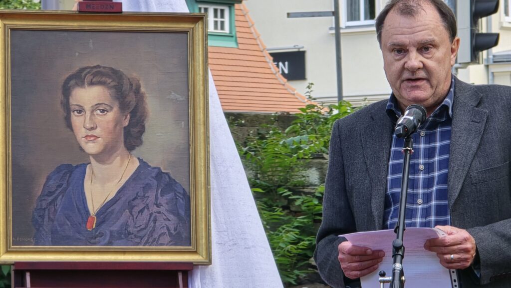 Stephan Kohlmann am Bildnis seiner Tante Brunhild Kohlmann, dankte den Radebeulern. Foto © Branczeisz