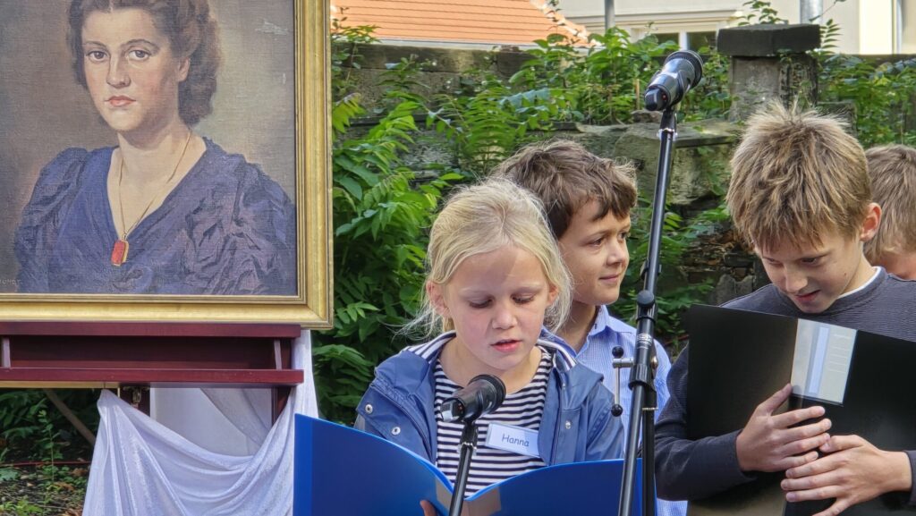 Die Kinder der 3. Klasse der Schiller-Grundschule lasen wunderbar die Biografien der Kohlmanns. Foto © Branczeisz