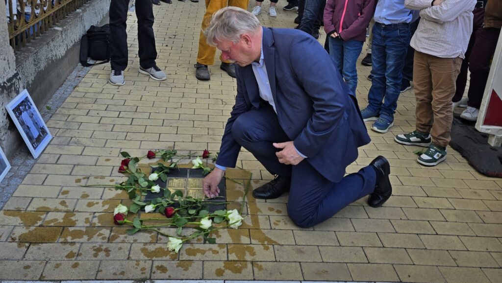 OB Bert Wendsche legt eine Rose an den vier Stolpersteinen nieder. Foto © Branczeisz