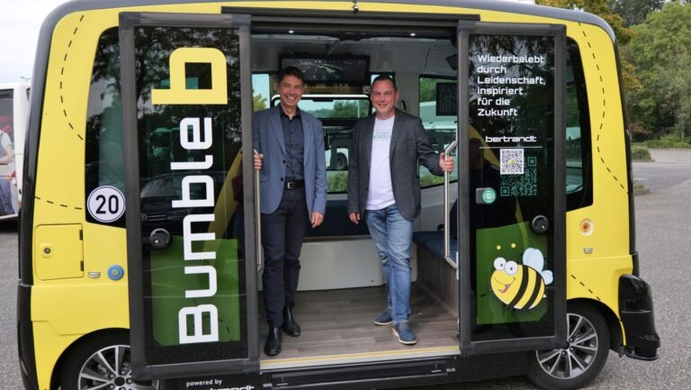 Durfte das Shuttle als einer der ersten testen: Bürgermeister Sebastian Schöne mit Martin Billiet, Lead Engineer - ADAS Sensor Validation, der den Versuch in Meißen für die Firma Bertrand betreut. Foto © Meißen