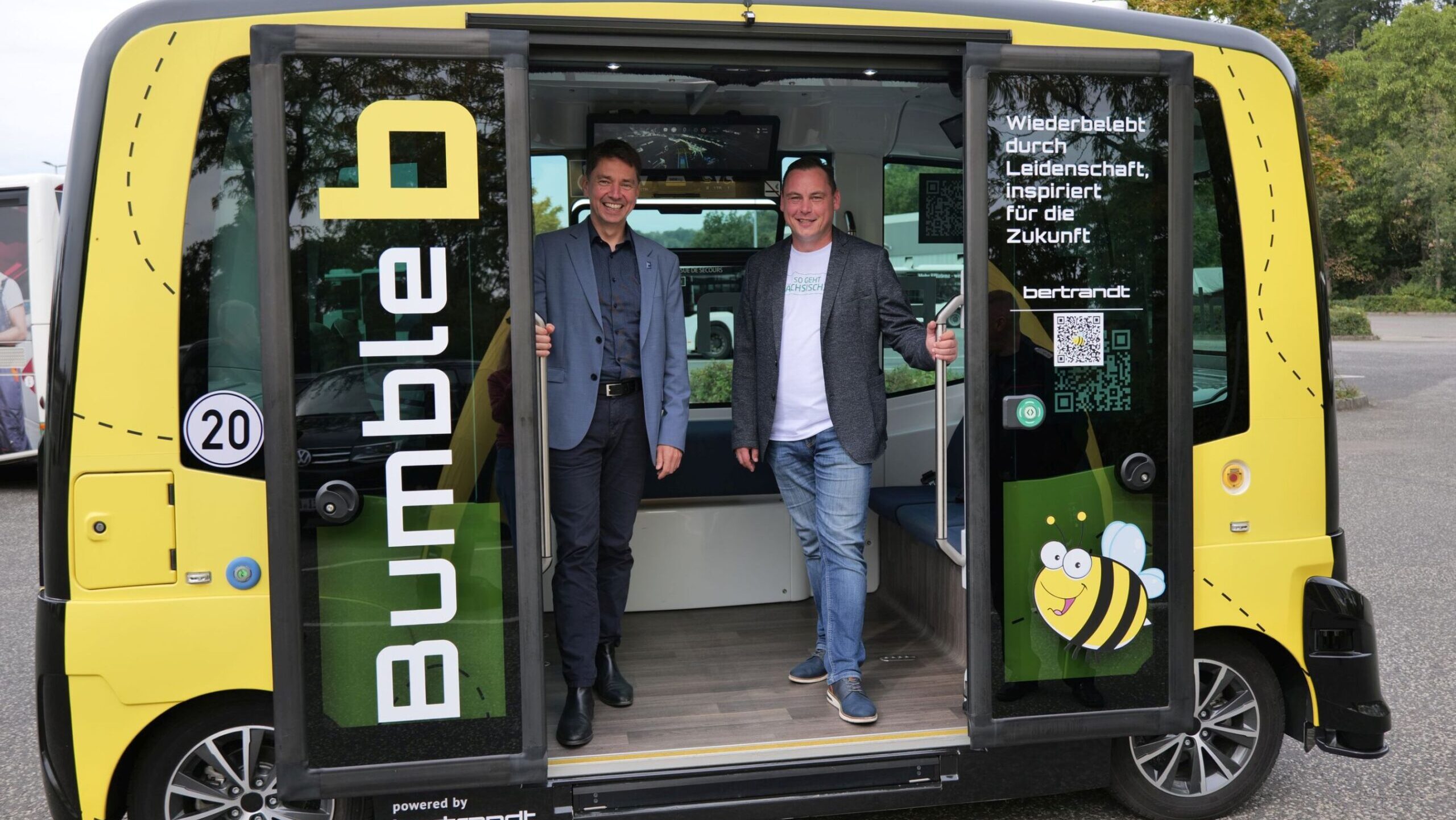 Durfte das Shuttle als einer der ersten testen: Bürgermeister Sebastian Schöne mit Martin Billiet, Lead Engineer - ADAS Sensor Validation, der den Versuch in Meißen für die Firma Bertrand betreut. Foto © Meißen