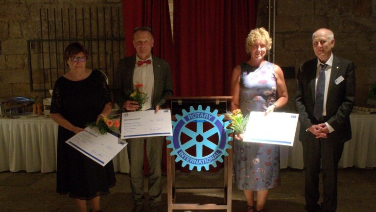 Die Preisträger mit dem Präsident des Rotary Clubs Radebeul, Reinhard Bolwin. Foto © Rotary Club Radebeul