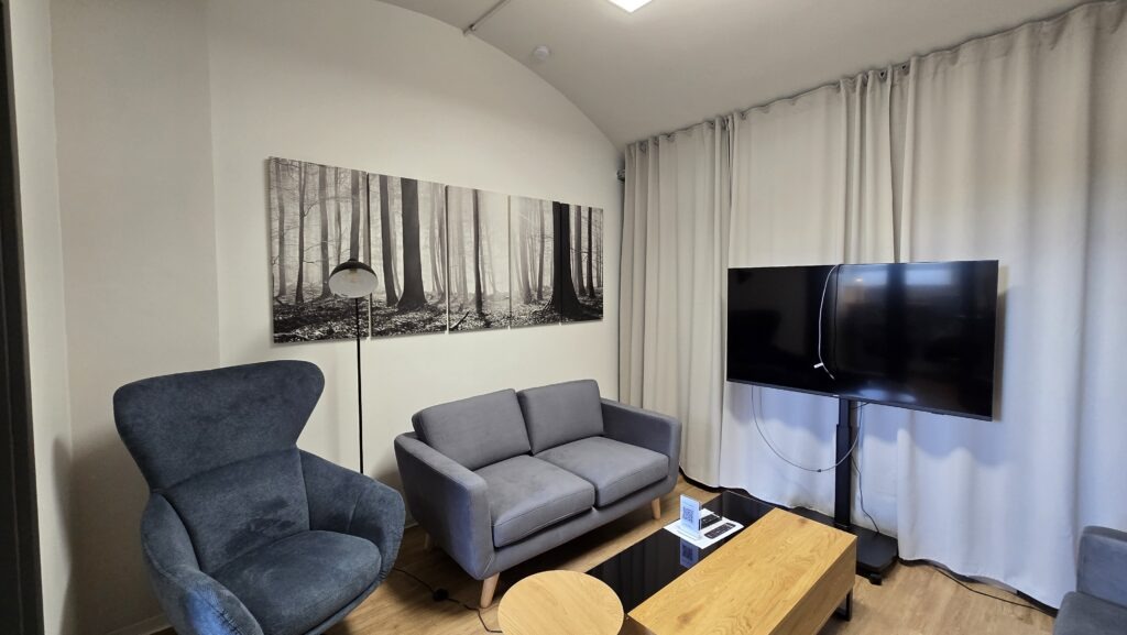 Eine moderne Lounge, Meetingräume - auch Firmen können Mitarbeiter hier einmieten.
Foto © Branczeisz