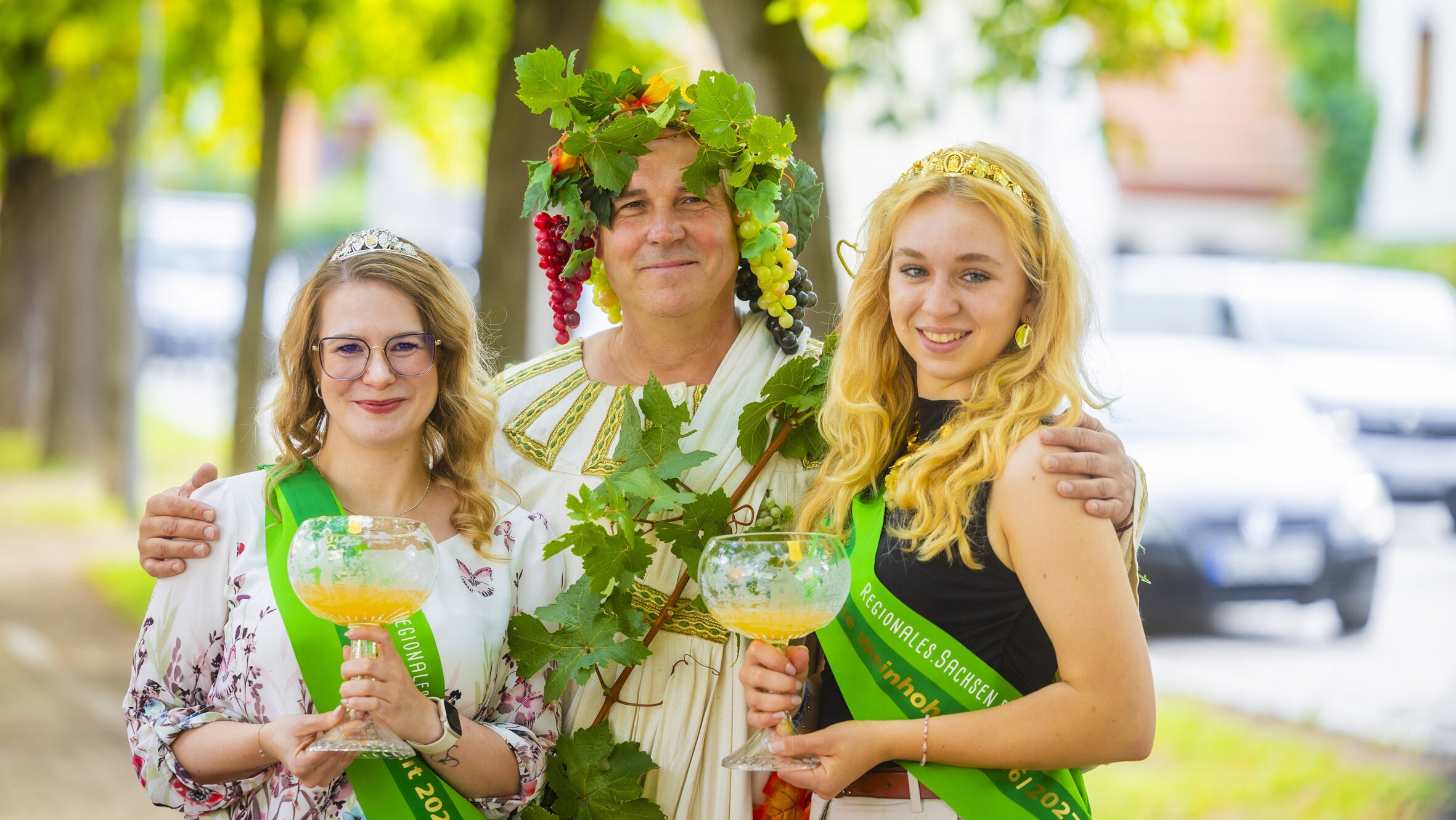 Weinprinzessin Jessica Löffner, Sascha Graedtke Weingott Bacchus und Weinkönigin Luise Puhlmann. Foto © Sylvio Dittrich