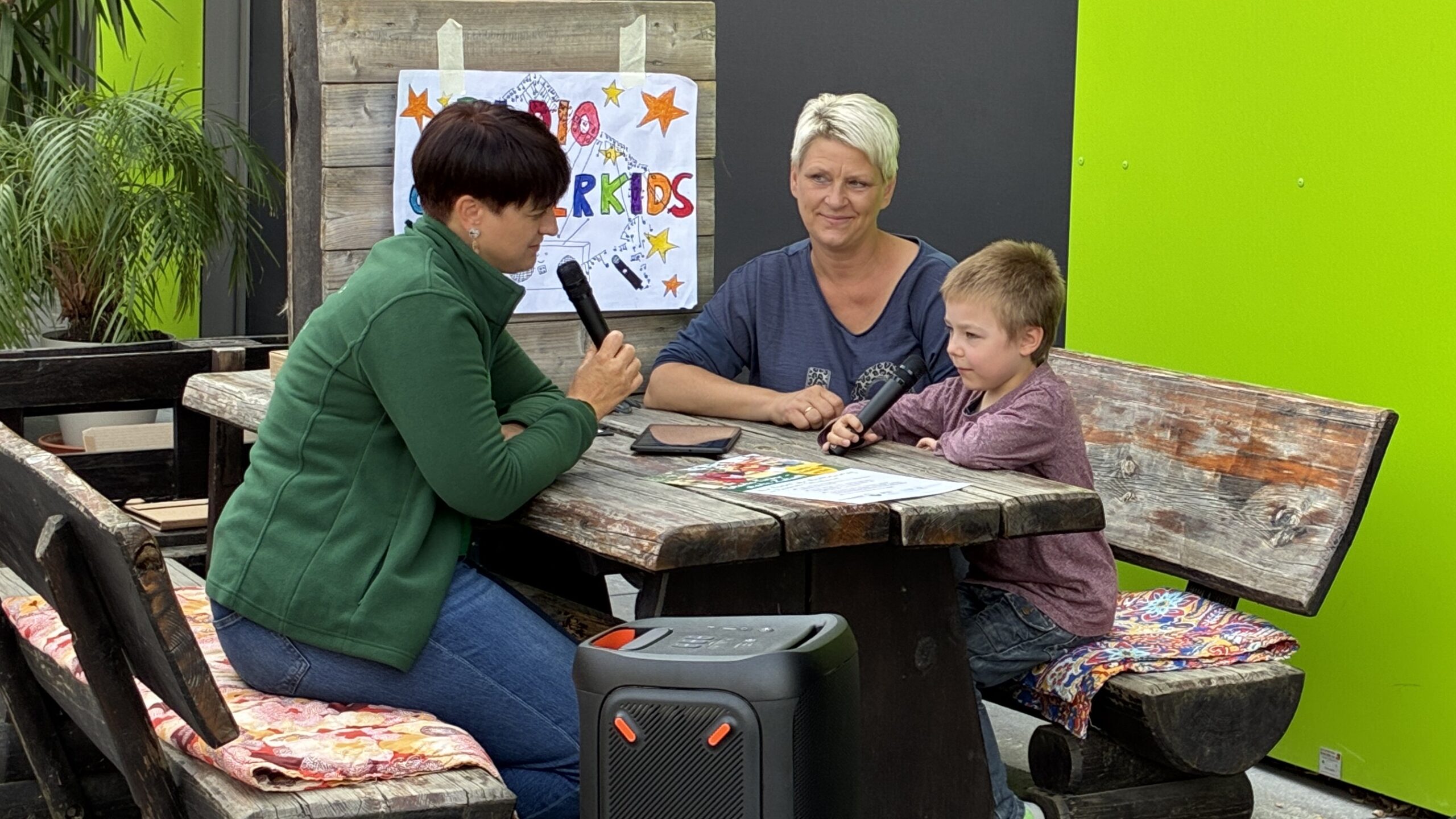 Leonhard (2. Klasse) gibt Franziska Deckert von der Kinderarche und Claudia Liebig vom Schillerhort ein Interview. Er wird das Fest moderieren. Foto © Radebeul