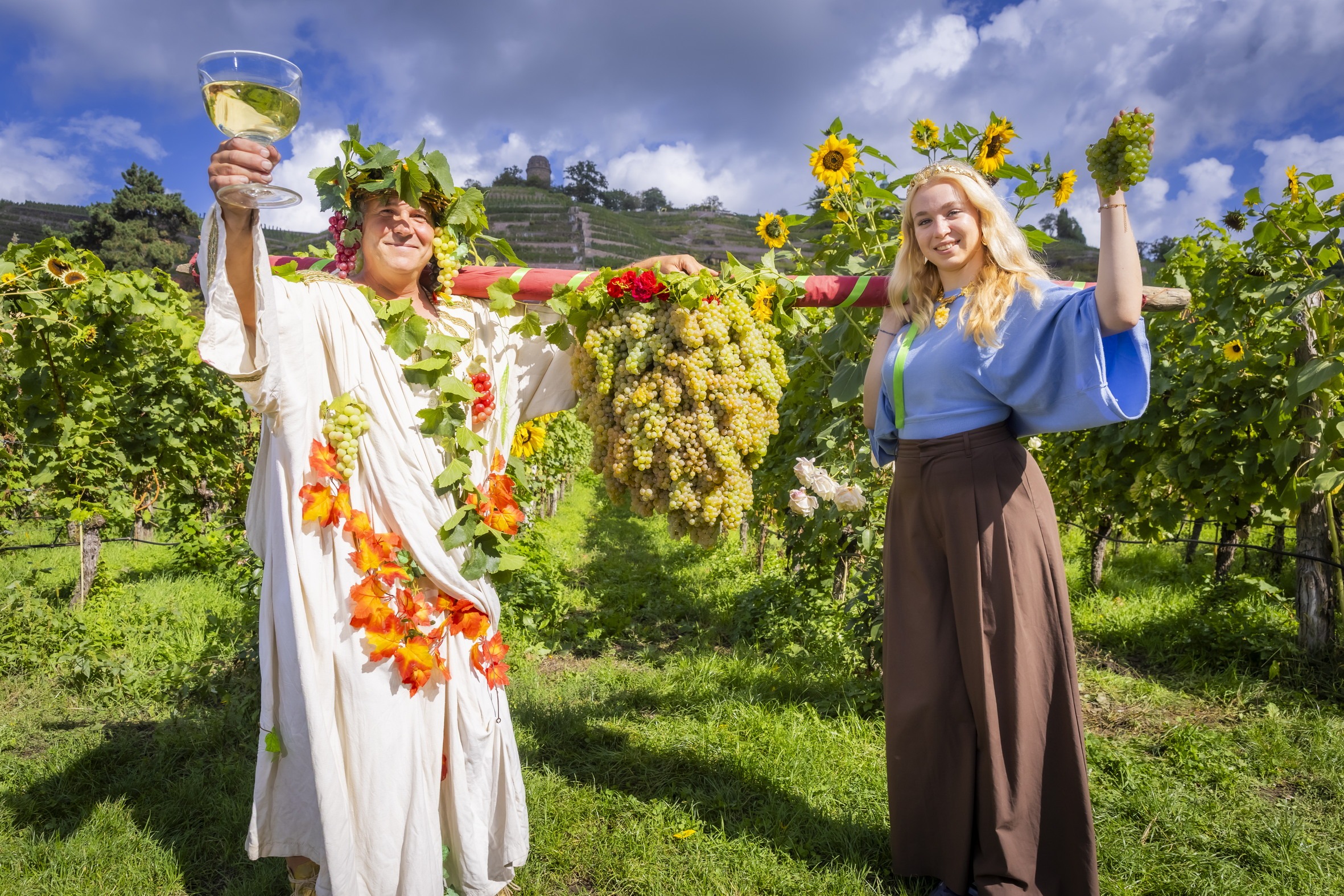 Weingott Bacchus (Sascha Graedtke), Weinkönigin Luise Puhlmann laden ein. Foto © Sylvio Dittrich