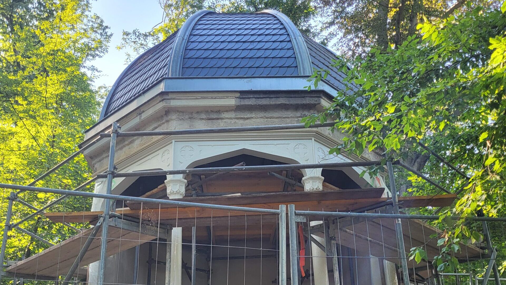 Der Pavillon im Mohrenhauspark öffnet am 13. September zum Tag des offenen Denkmals mit Führungen, Restaurierung, Musik und Einblicken in die Sanierung. Foto © Robert Bialek