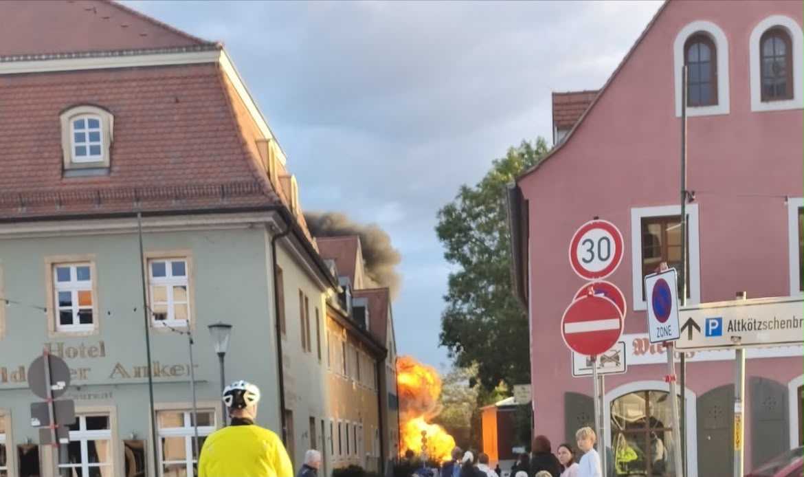 Dichte Rauchwolken steigen an der Elbsporthalle auf. Was war da los? Foto © privat