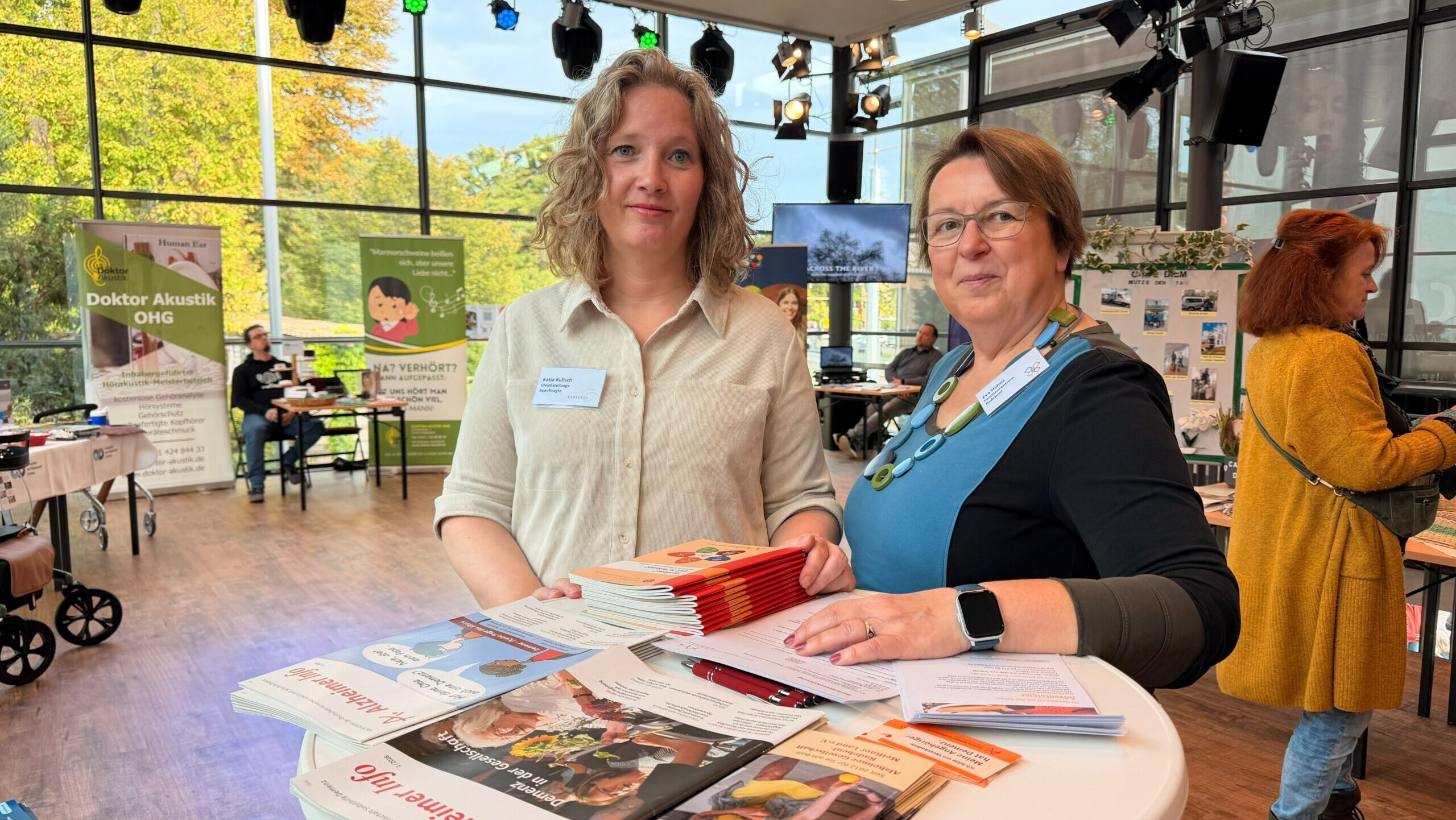 Katja Kulisch, Gleichstellungsbeauftragte Radebeul und Eva Helms, Leiterin vom Infopunkt Demenz und Pflege. Foto © Schinew
