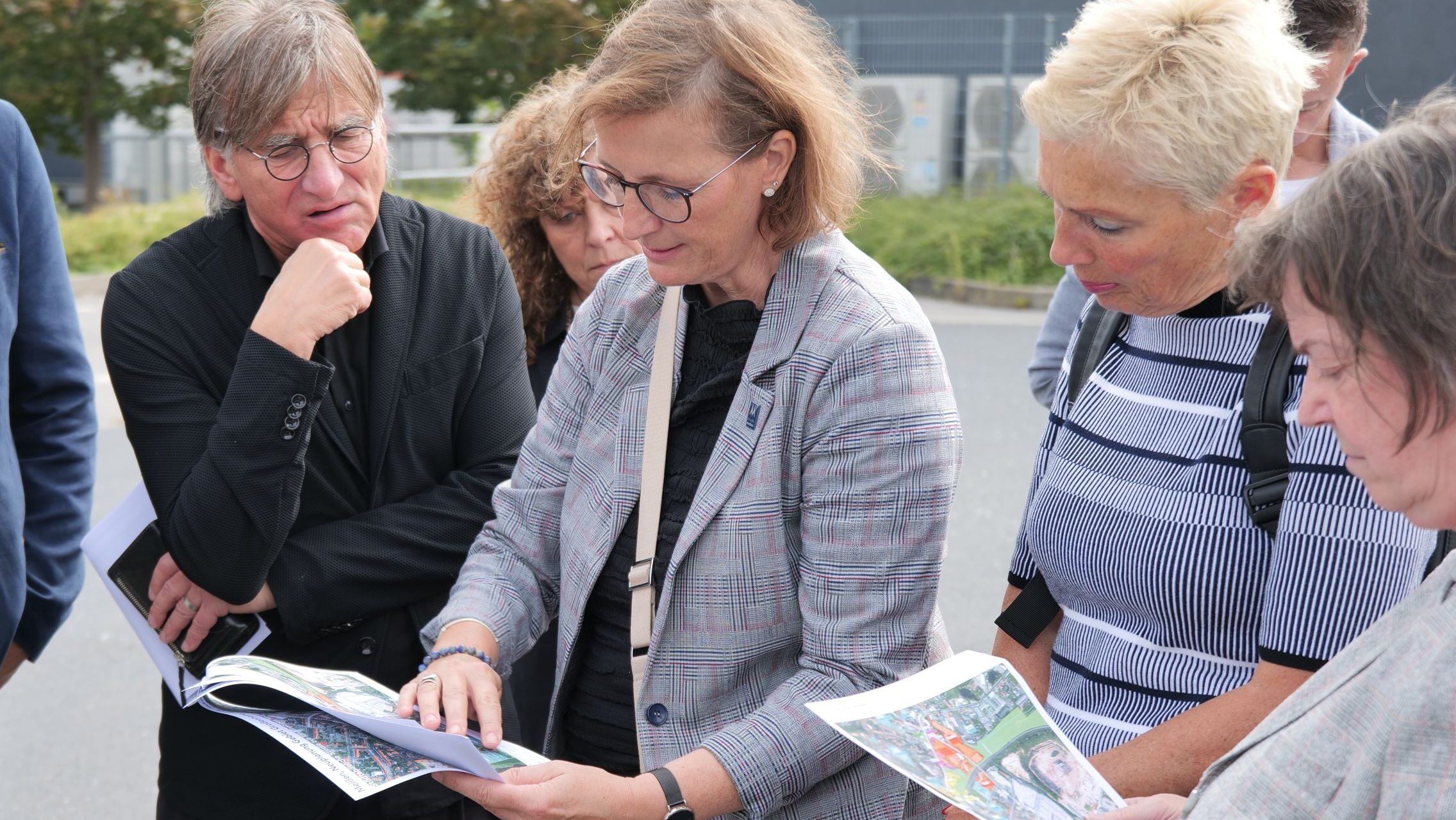 Prof. Ralf-Rüdiger Sommer, Katja Lamnek, Antje Hainz, Beatrice Soltys und Christine Schimpfermann im Gespräch beim Stadtrundgang. Foto © Meißen