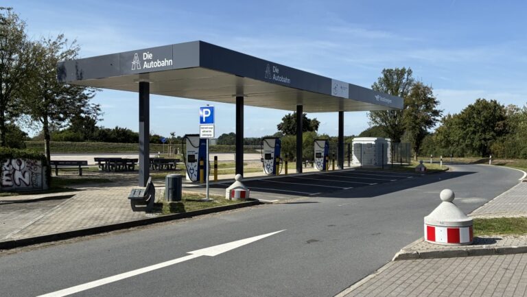 In Wiesenholz Ost und West können E-Autos jetzt mit bis zu 400 kW laden. Foto © Autobahn GmbH