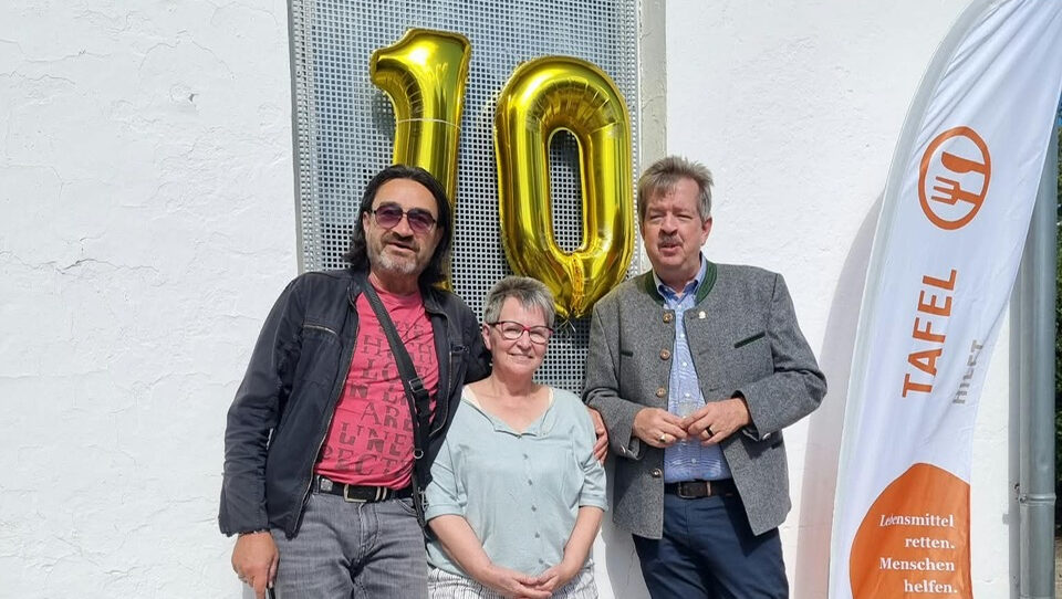 Roy Curth (Sponsor der Tafel Radebeul und Mitglied im Lions-Club Meißner Land), Elke Mundt (Vorsitzende Tafel Radebeul e.V.) und Stephan Trutschler, Mitglied Landesvorstand Tafel Sachsen e.V. Foto © meeco