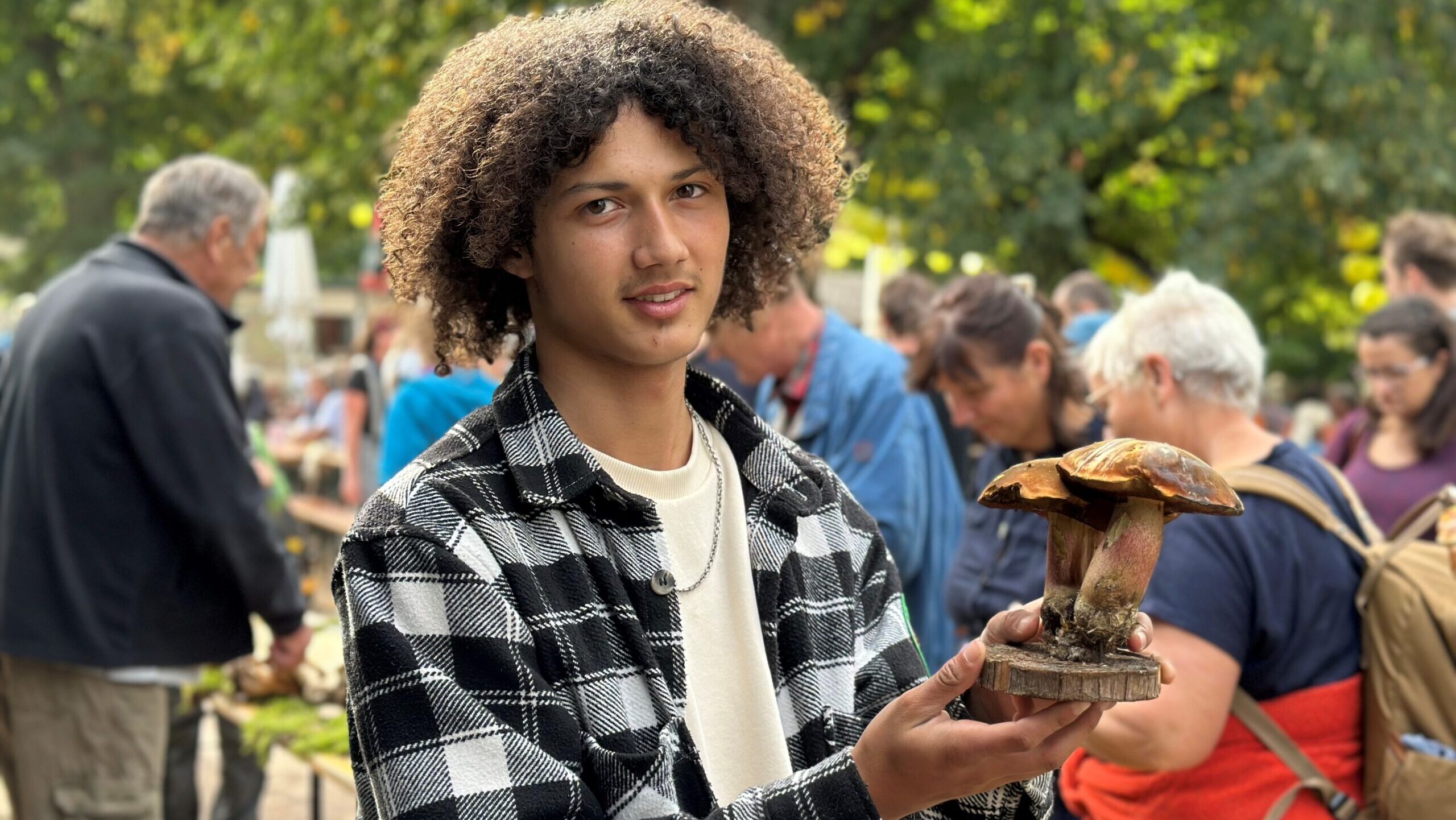 Pilz-Influencer Tristan Jurisch kommt am 3. Oktober zur Hofewiese. Dort zeigt er Pilze, bestimmt Funde und trifft auf Oktoberfest-Stimmung. Foto © ZZDD