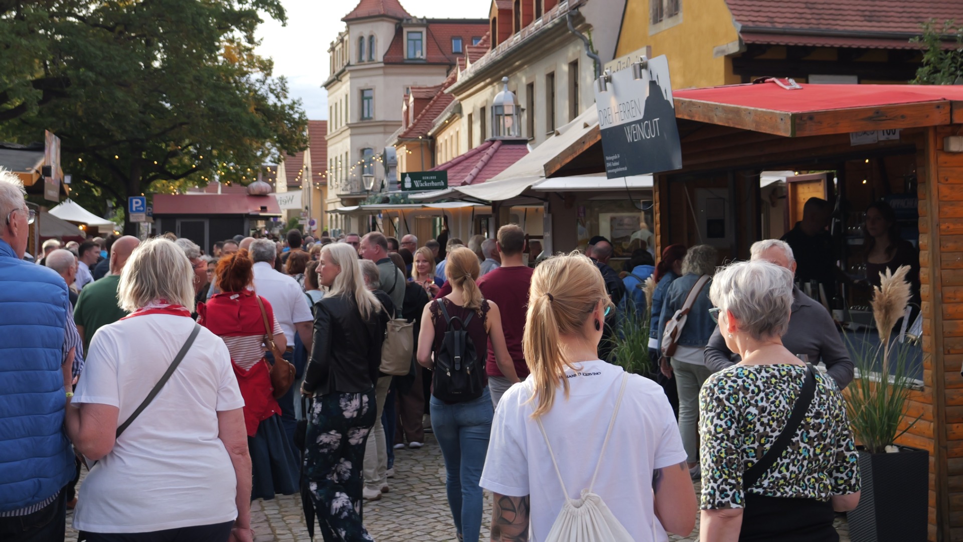 Weinbuden beim Radebeuler Weinfest – Foto © C. Nitsche