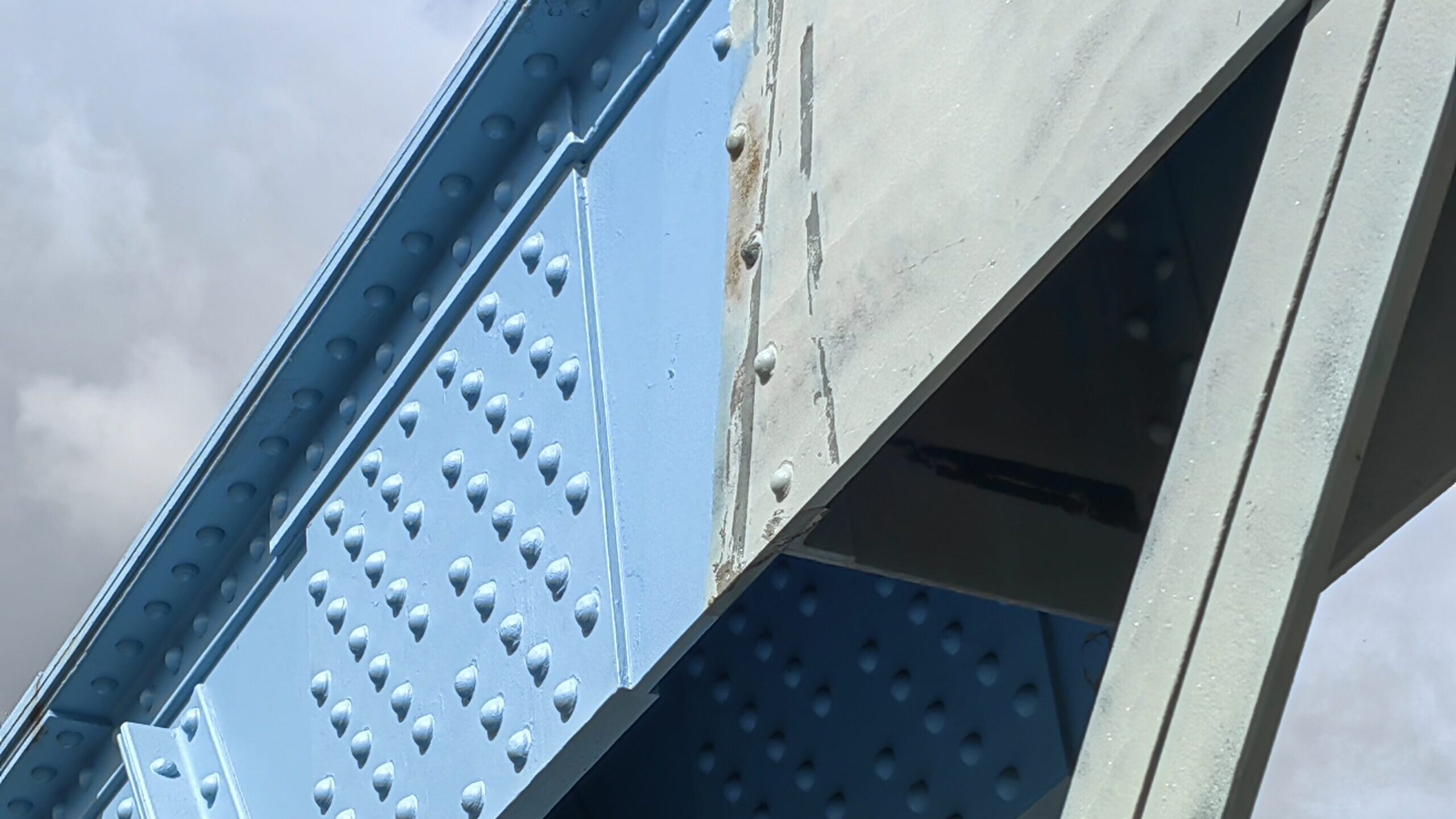 Das Blaue Wunder wird vom 9. bis 20. Oktober für Autos gesperrt. Grund ist der Gerüstbau auf der Blasewitzer Seite der Dresdner Elbbrücke. Foto © Branczeisz
