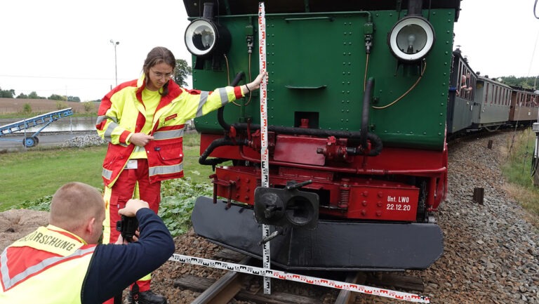 Für Bahnfreunde war der Zeitpunkt besonders bitter. Die Sonderfahrt war um 13.10 Uhr in Radeburg gestartet und sollte um 14.07 Uhr Radebeul Ost erreichen. Foto © Roland Halkasch