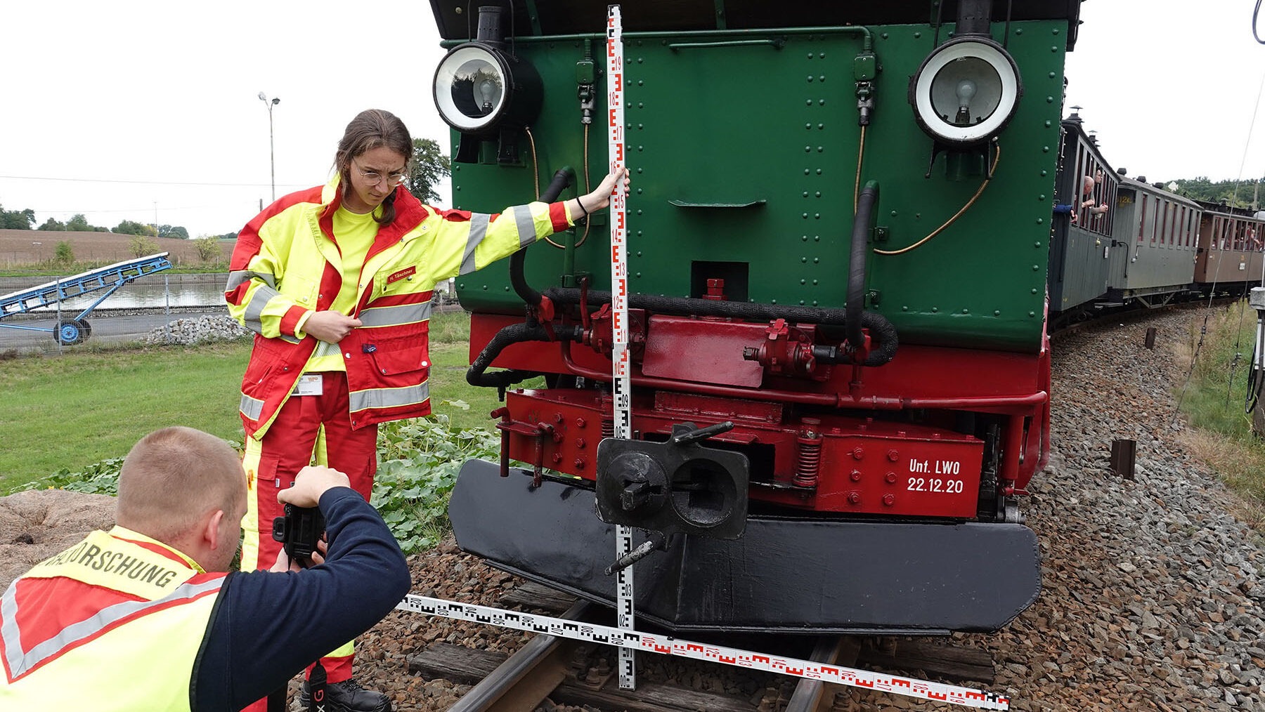 Für Bahnfreunde war der Zeitpunkt besonders bitter. Die Sonderfahrt war um 13.10 Uhr in Radeburg gestartet und sollte um 14.07 Uhr Radebeul Ost erreichen. Foto © Roland Halkasch