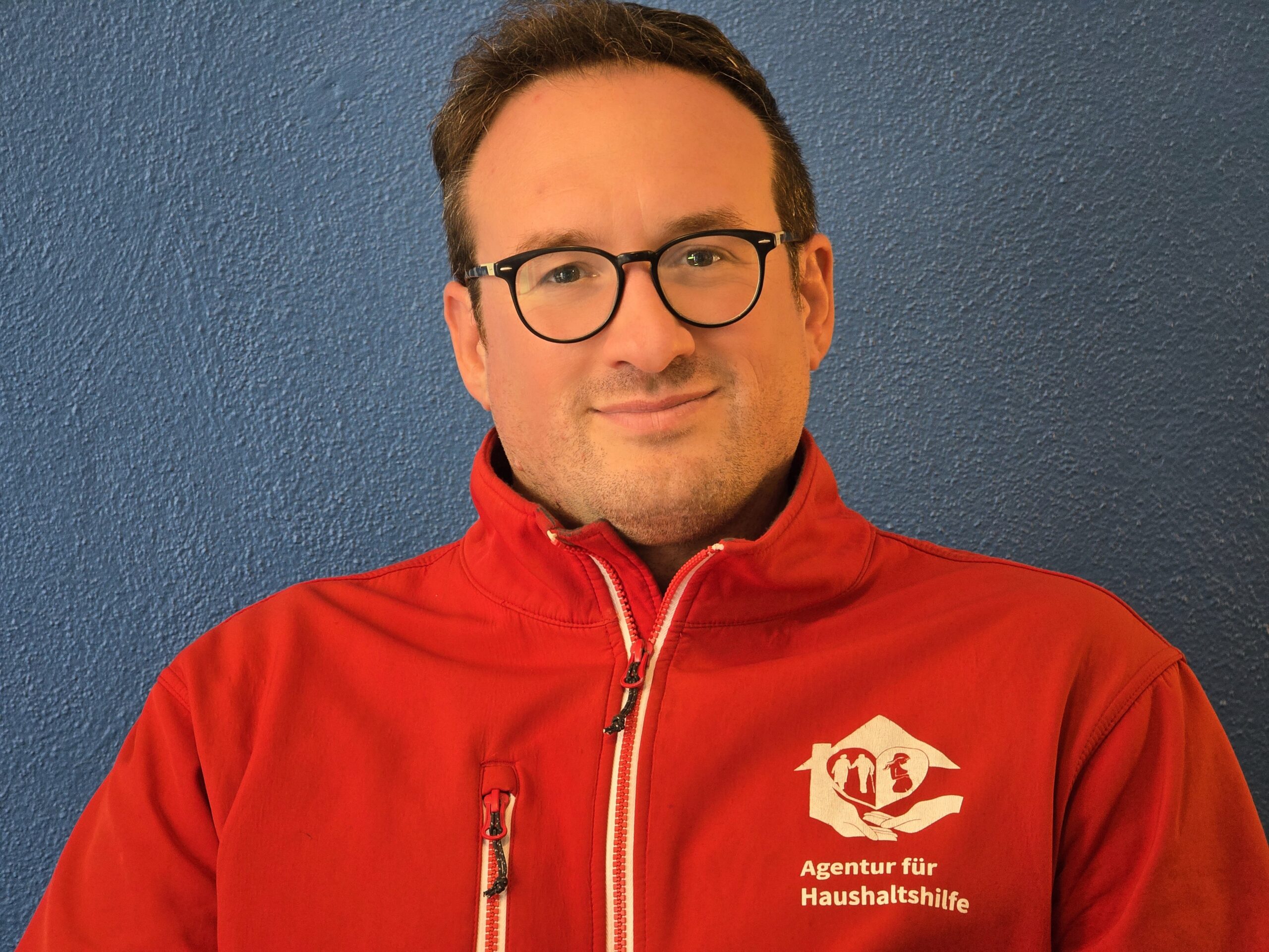 Filip Jirasek ist Chef der Agentur für Haushaltshilfe Radebeul-Coswig. Seine Mitarbeiter sind für viele echte Herzensmenschen. Foto © Branczeisz