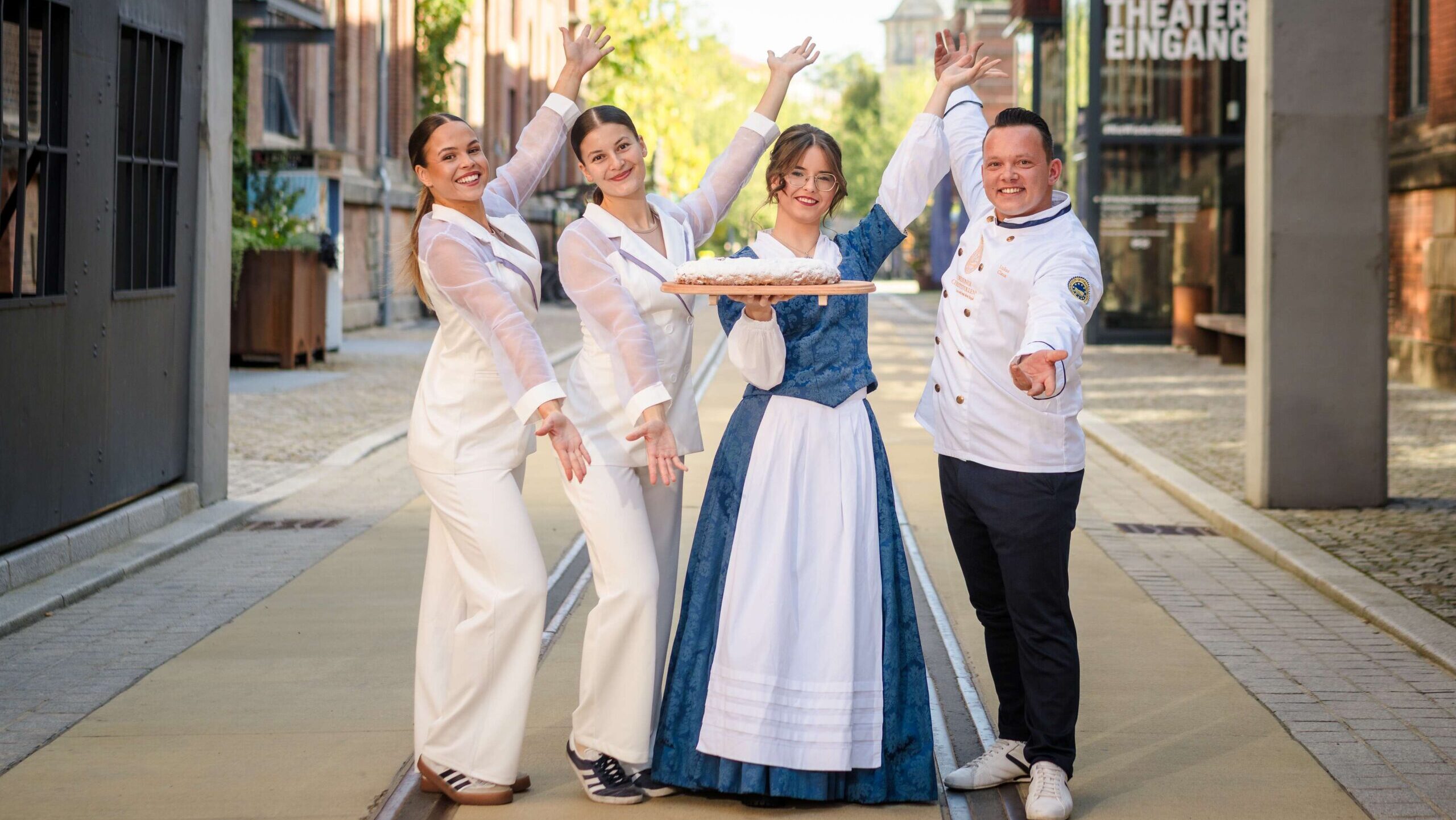 Larissa Sola, Emma Vogt (beide Arriba Dance Company), 32. Dresdner Stollenmädchen Ruth Liebscher, Bäckermeister Lukas Claus - v.l.n.r. Foto © Schutzverband Dresdner Stollen e.V./Michael Schmidt