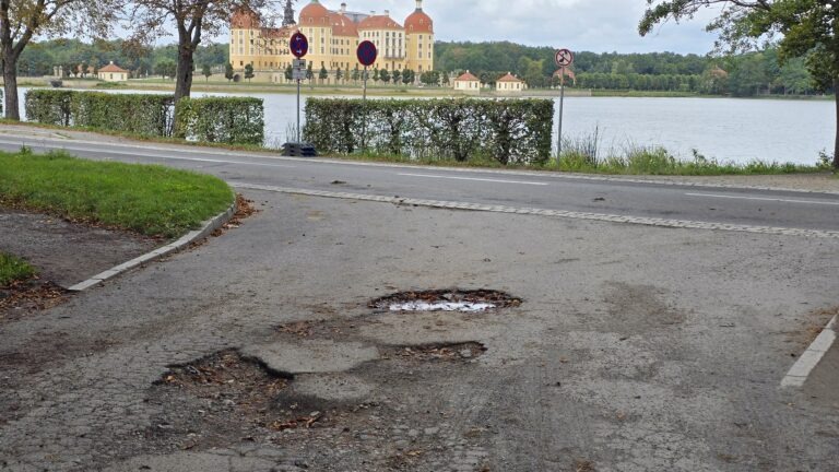 Eine Straße für knapp 280.000 Euro sanieren – und trotzdem keinen Asphalt verwenden dürfen? Genau das passiert jetzt in Moritzburg. Foto © Branczeisz