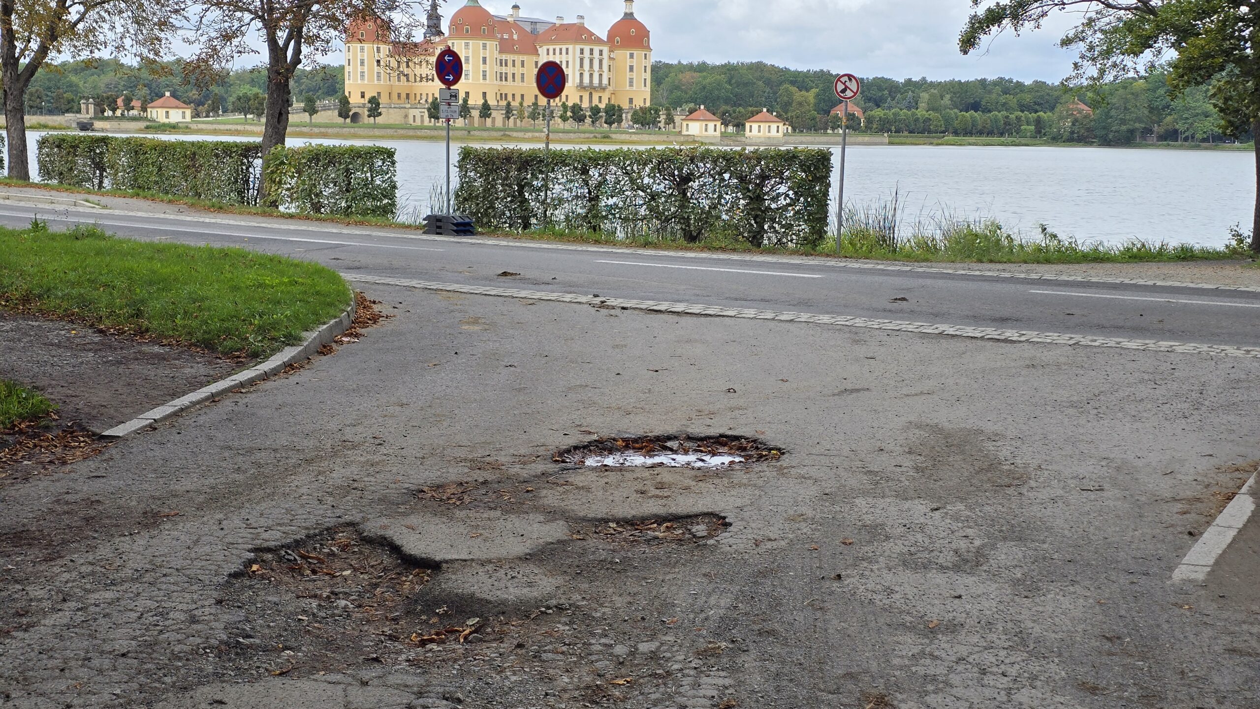 Eine Straße für knapp 280.000 Euro sanieren – und trotzdem keinen Asphalt verwenden dürfen? Genau das passiert jetzt in Moritzburg. Foto © Branczeisz