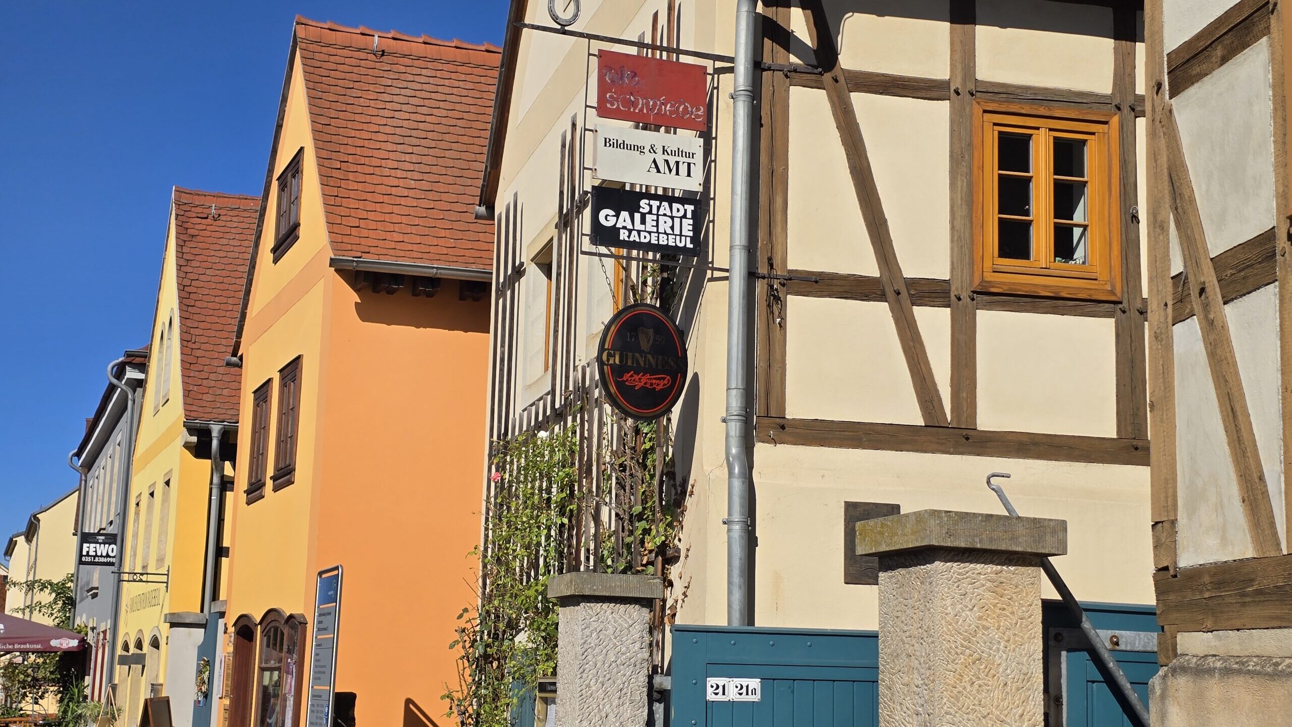 Unbekannte stehlen Bargeld aus einer Praxis in Altkötzschenbroda. Foto © Branczeisz