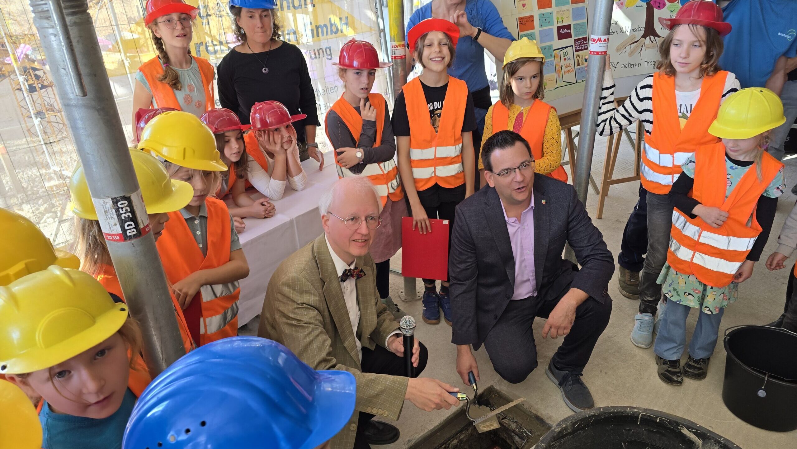 Dr. Jörg Müller und Silvio Kockentiedt mauern die Zeitkapsel im neuen Hort Oberlößnitz ein. Foto © Branczeisz