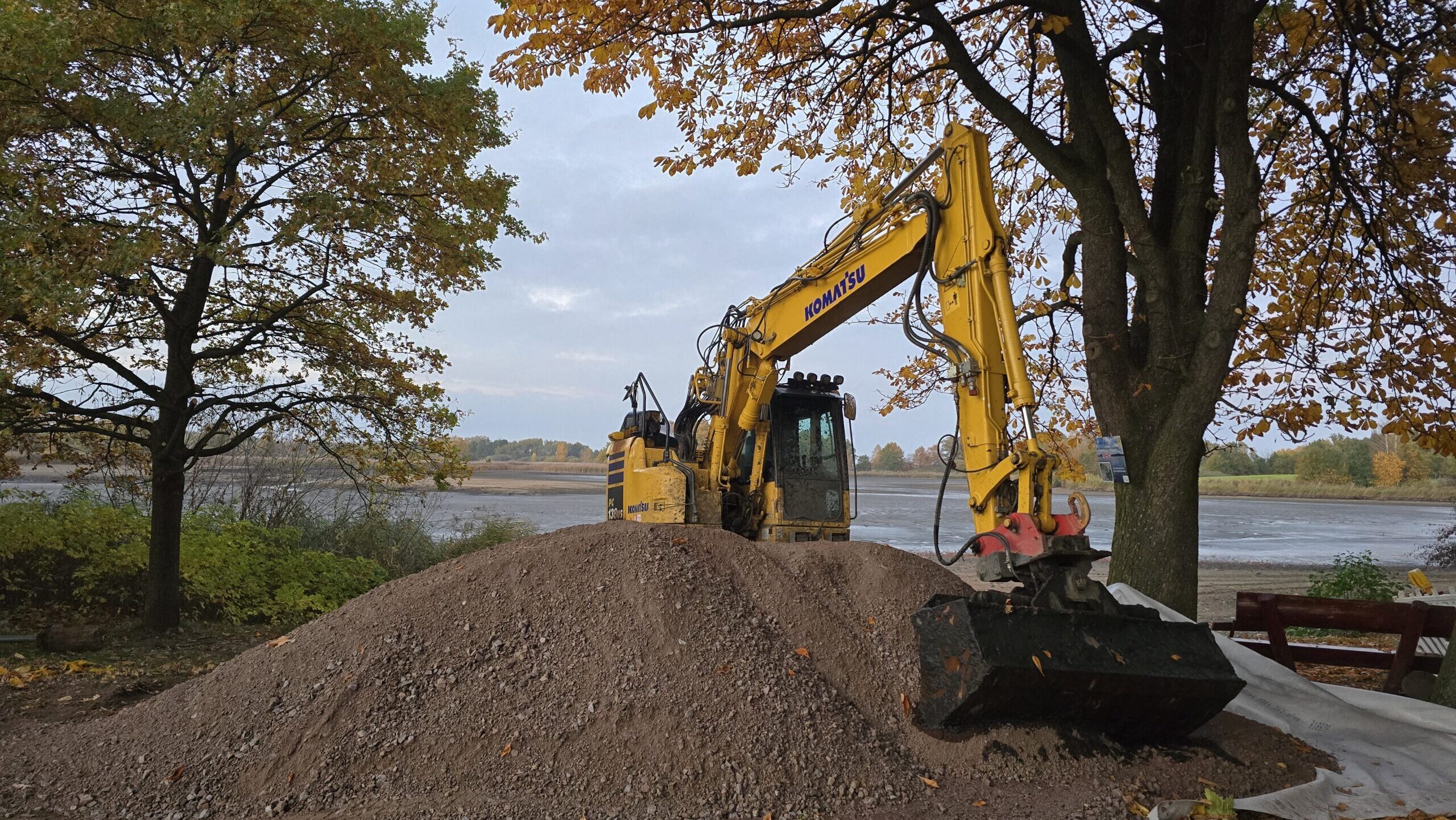 Am Dippelsdorfer Teich sind die Bagger da. Foto © Branczeisz