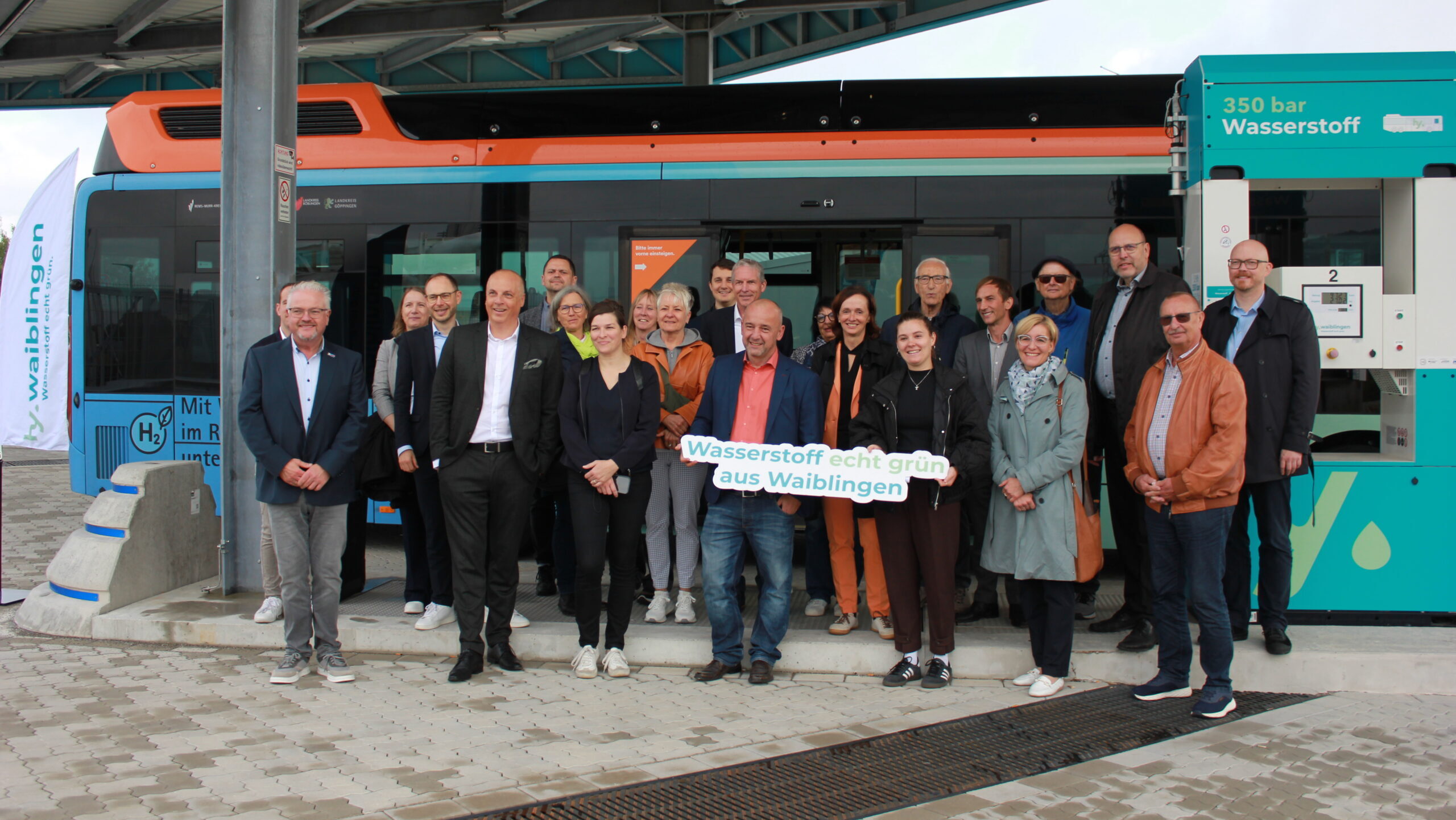 Gruppenfoto an der Wasserstofftankstelle „Hy.Waiblingen“. Foto © LRA