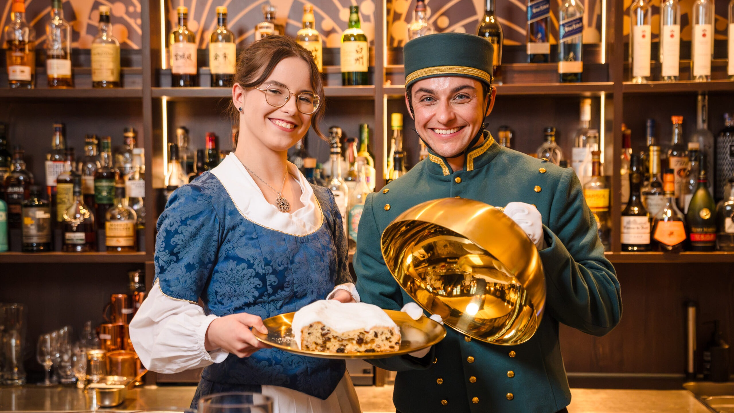 Mittendrin ist Lobby Boy Gustav, gespielt von Schauspieler Mats Ole Albrecht. Mit Charme und einem Augenzwinkern führt er durch das Grand Hotel. Foto © Michael Schmidt