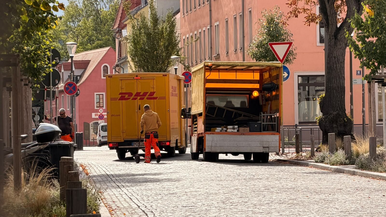 Baustelle in Radebeul: Gasarbeiten an wichtiger Kreuzung. Die Sperrschilder werden bereits ausgepackt. Foto © Schinew
