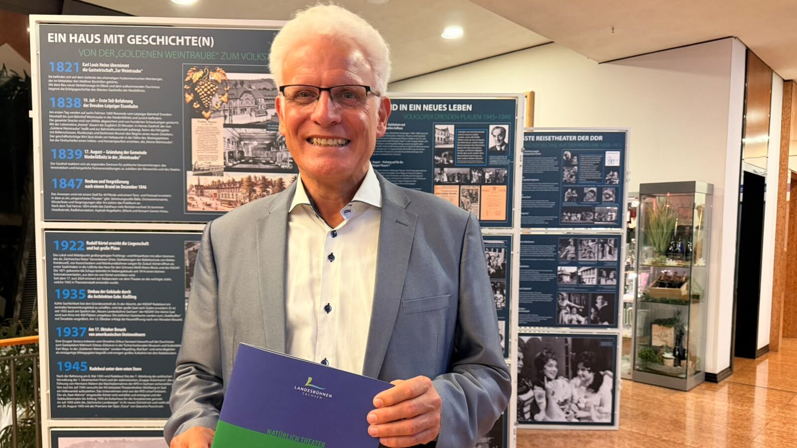 Eine Rechnung von 1962 und gesperrte Theaterfotos? Andreas Schwarze erzählt. Foto © Schinew