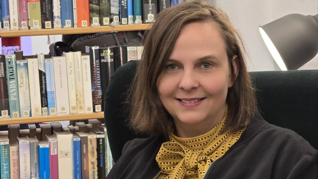 Katharina Schmidt kann aufatmen - der Umzug ist geschafft. Die neue Stadtbibliothek in der Bahnhofstraße hat geöffnet. Foto © Branczeisz