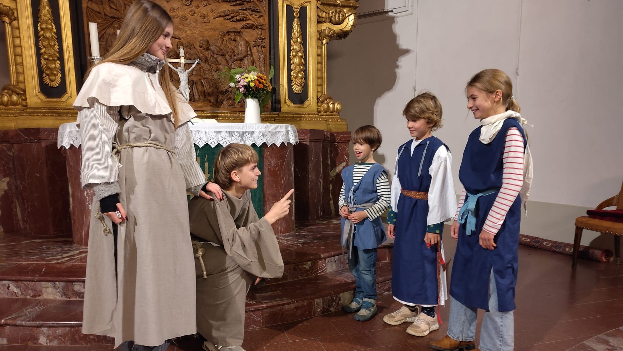 In der Moritzburger Kirche wird schon fleißig geprobt. Hier erklären Bruder Francesco und Bruder Bernardo Giuseppe, Carla und Giacomo, dass sie alle Geschwister sind. Foto © Freimut Lüdeking