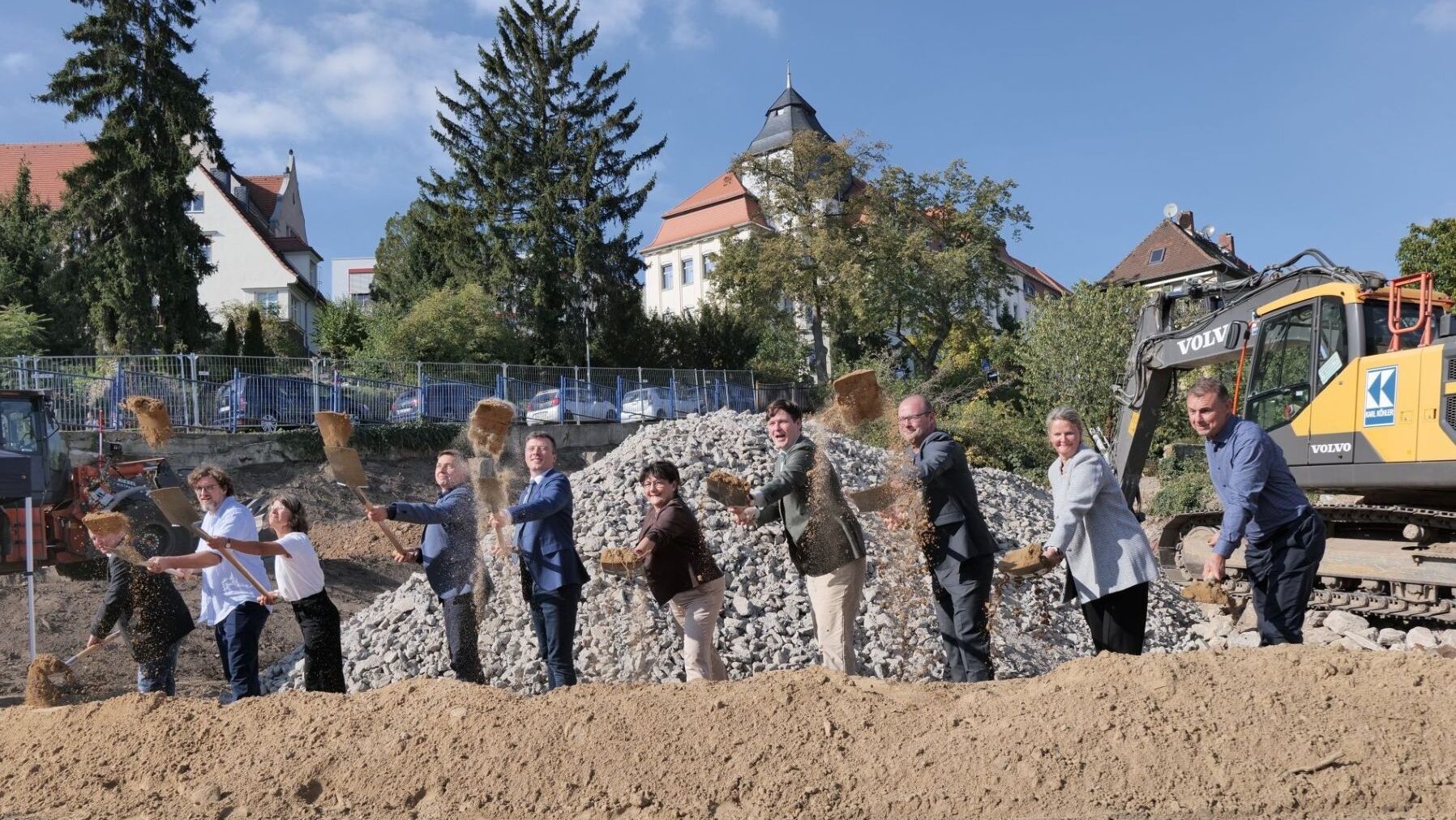 Bürgermeister Sebastian Schöne, OB Markus Renner, Schulleiterin Heike Zimmer, Sachsens Kultusminister Conrad Clemens, Baudezernent Albrecht Herrmann sowie Stadträte beim offiziellen Spatenstich. Foto © Meißen