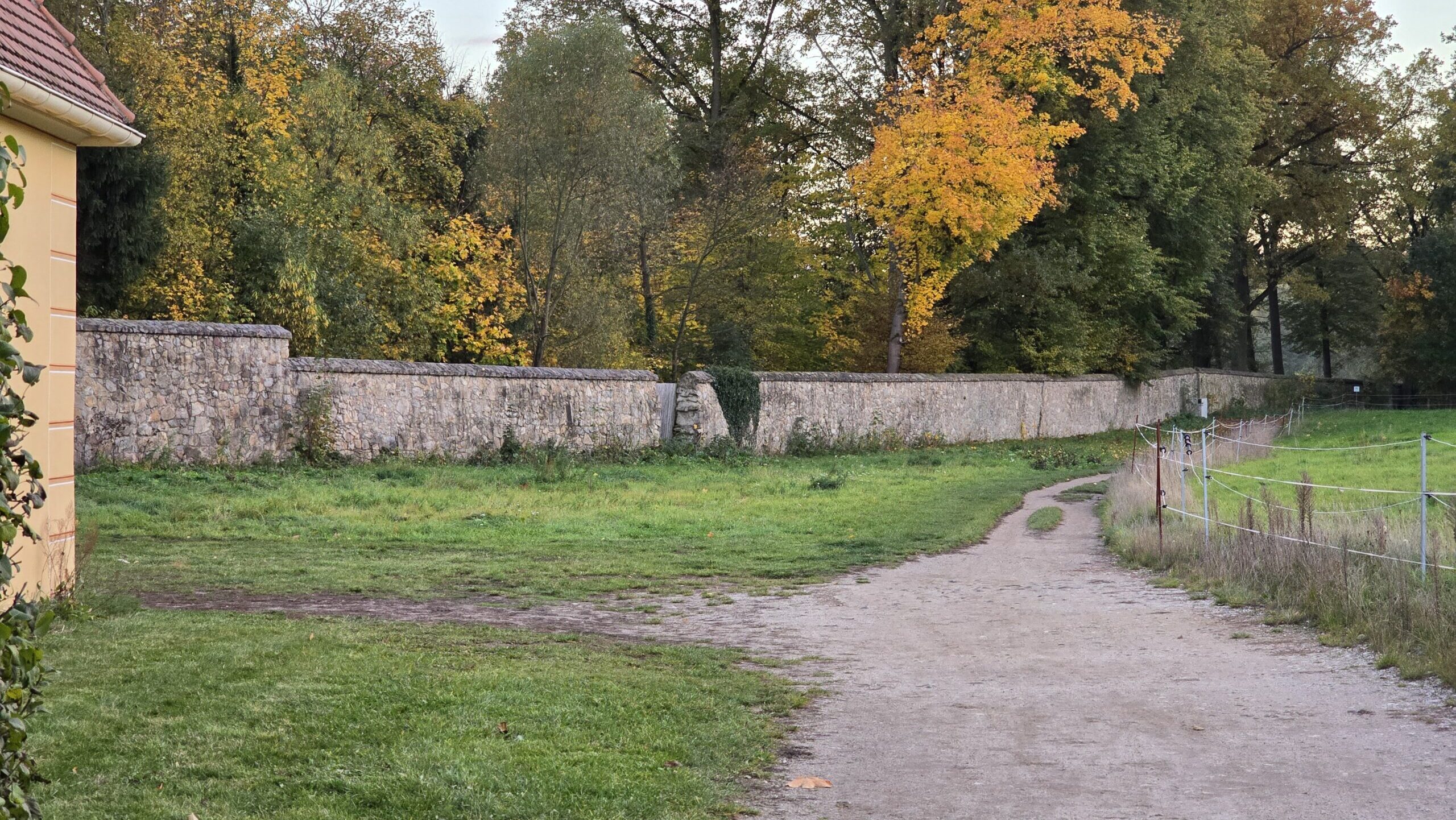 Dieser Weg an der Fasanerie wird verlegt. Fotos © Branczeisz