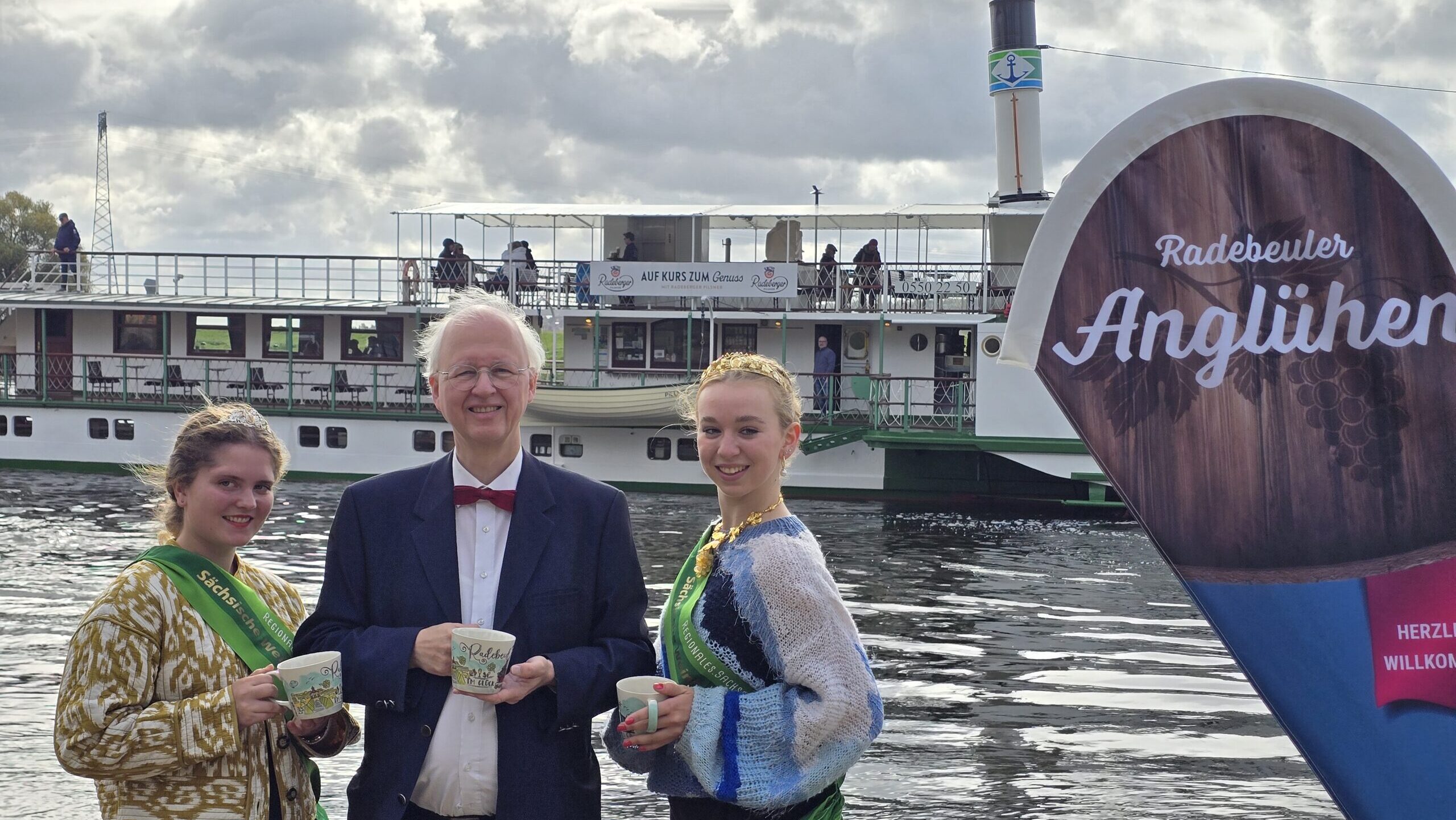 Weinprinzessin Joséphine Sander, Erster Bürgermeister Dr. Jörg Müller und Weinkönigin Luise Puhlmann als die "Pillnitz" anlegte. Zum Anglühen wird sie wieder erwartet. Foto © Branczeisz