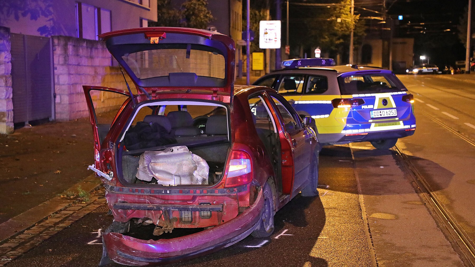 Polizeiflucht endet auf der Leipziger Straße in Dresden mit einem schweren Crash. Offenbar wurde auch geschossen. Foto © Roland Halkasch